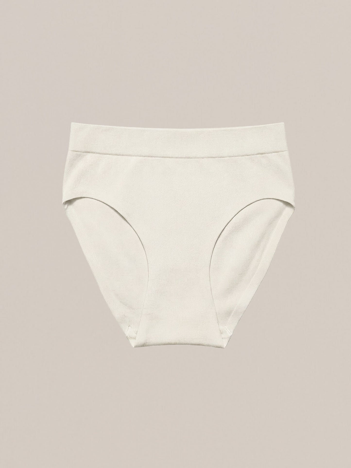 Frontaal packshot van de naadloze Soft Revolt Classic Slip Off White met brede stretch tailleband