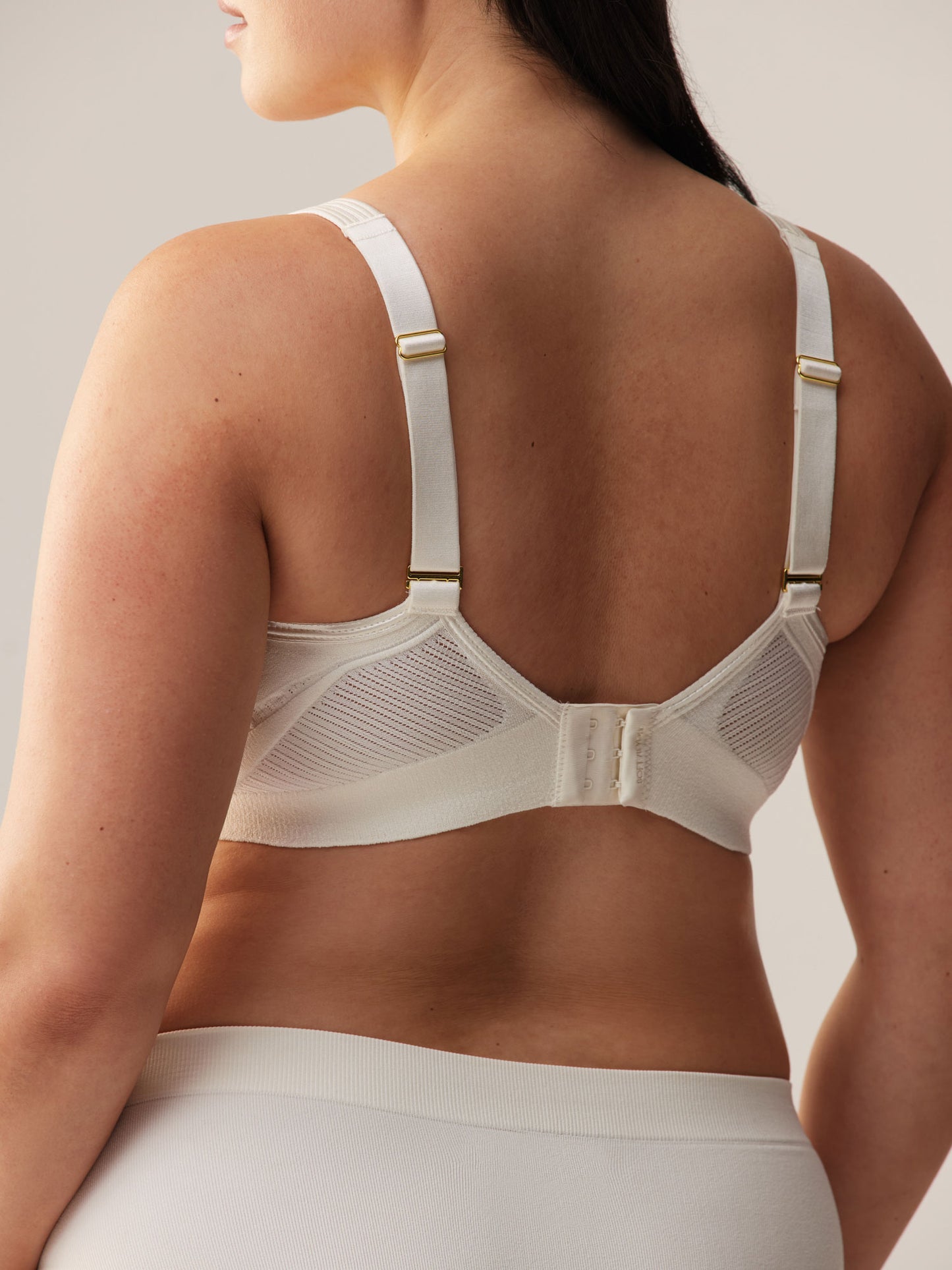 Rugaanzicht van de Soft Revolt Cleo BH Off White met brede rugband en verstelbare bandjes voor een grote cupmaat