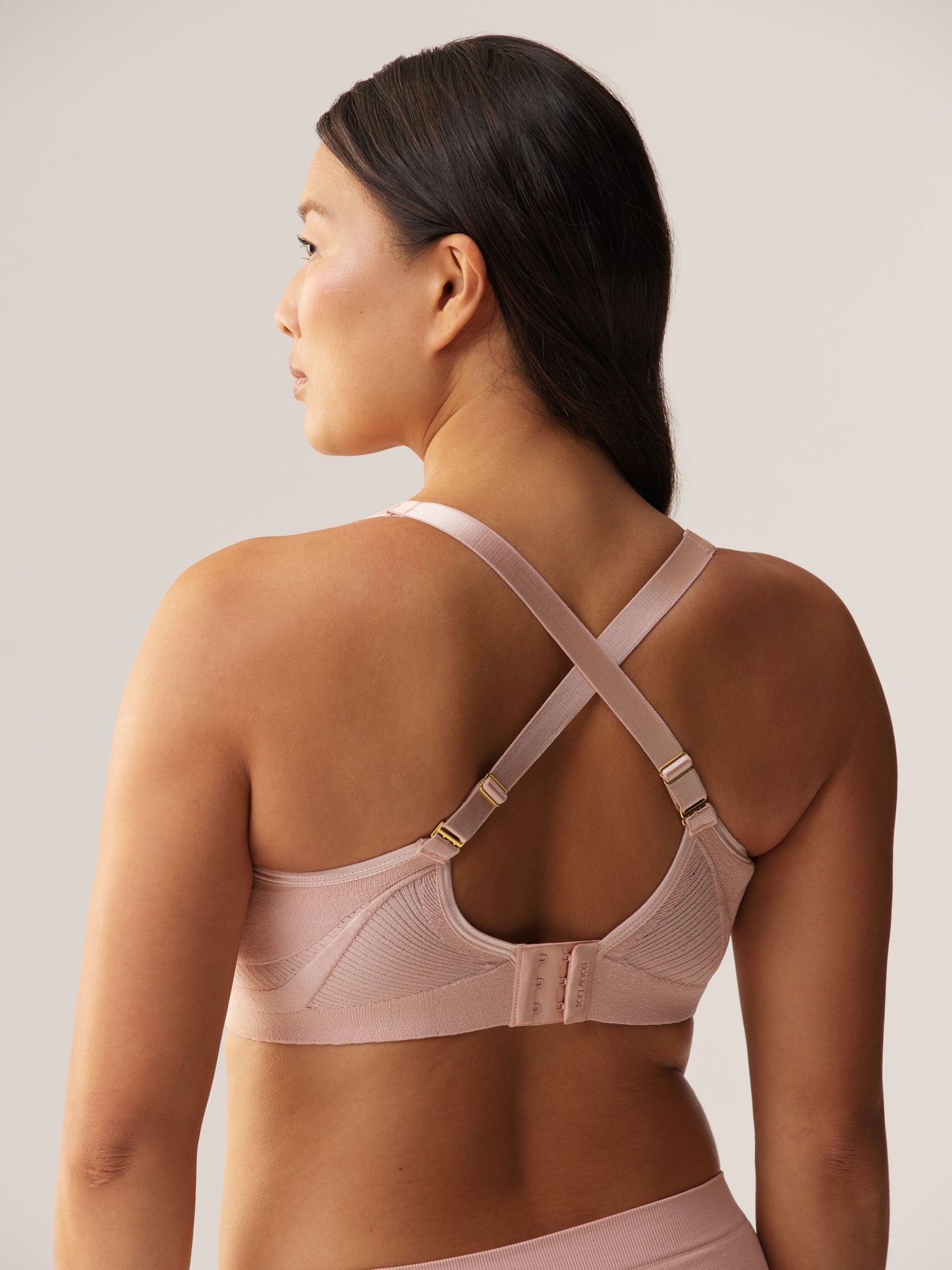 Rugaanzicht van de Soft Revolt Cleo BH Soft Pink met gekruiste racerback bandjes voor extra support bij een grote cupmaat