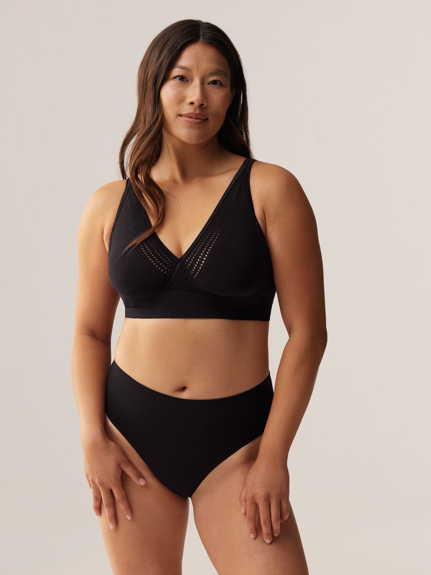 Vooraanzicht van de ondersteunende beugelloze Soft Revolt Cleo BH in Black met borstbedekking voor een grote cupmaat