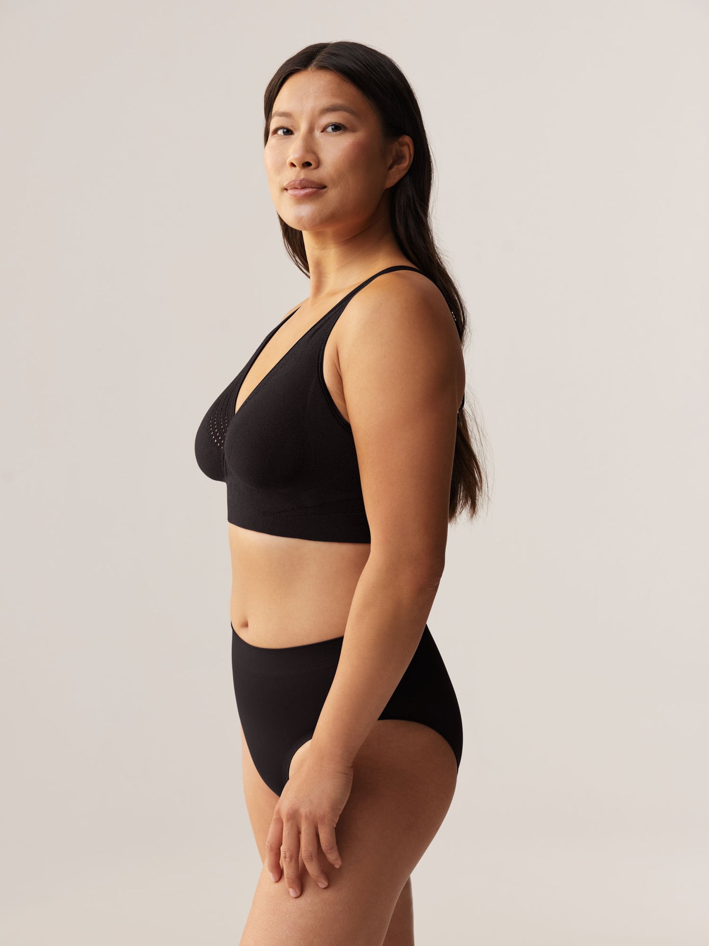 Zijaanzicht van de ondersteunende beugelloze Soft Revolt Cleo BH Black met zachte stretch cups voor een grote cupmaat
