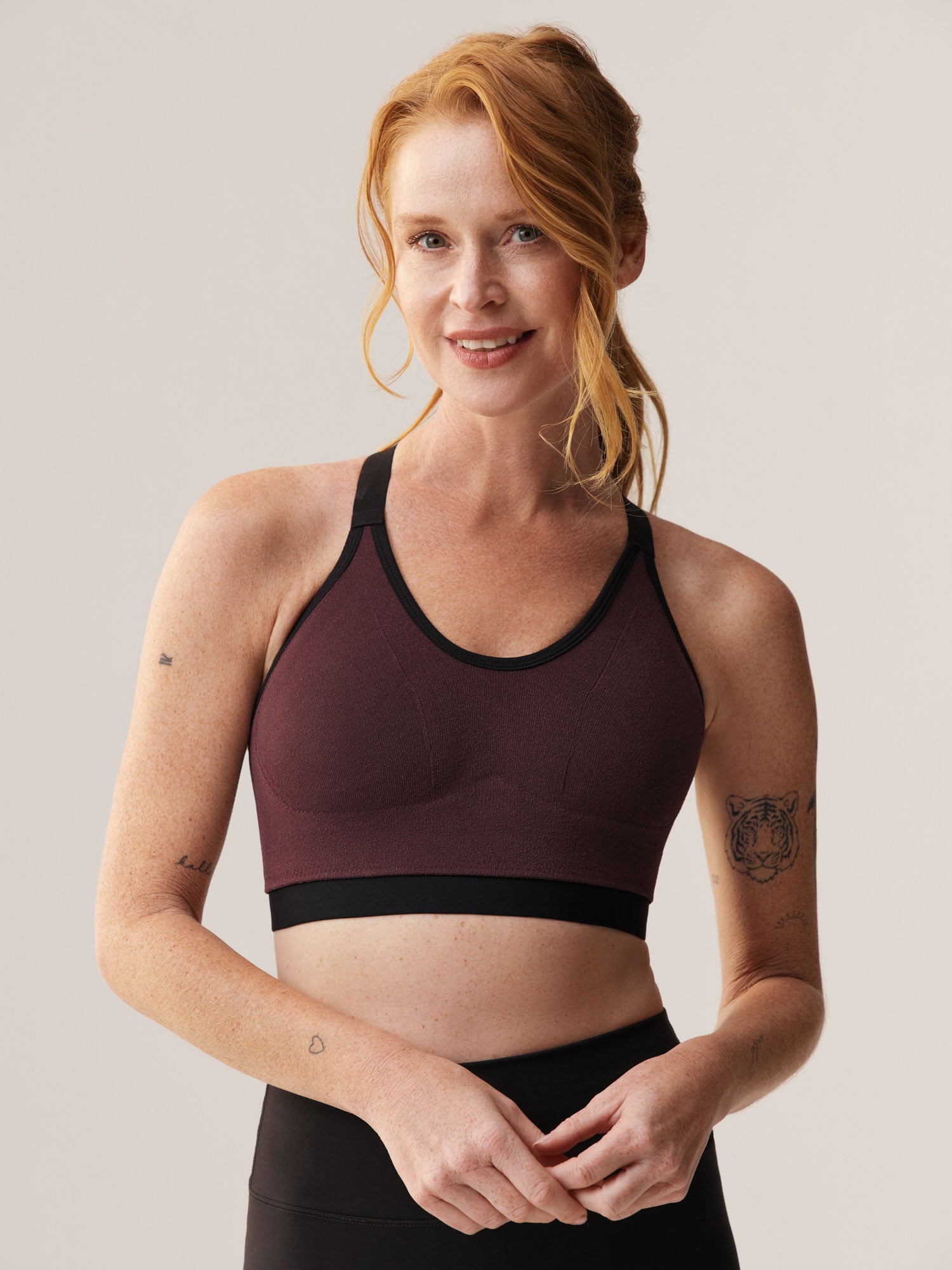 Greenfluencer Elize Been draagt de donkerrode Soft Revolt Milou Active Bra, een naadloze high support sport-bh voor vollere cupmaten met een brede onderband