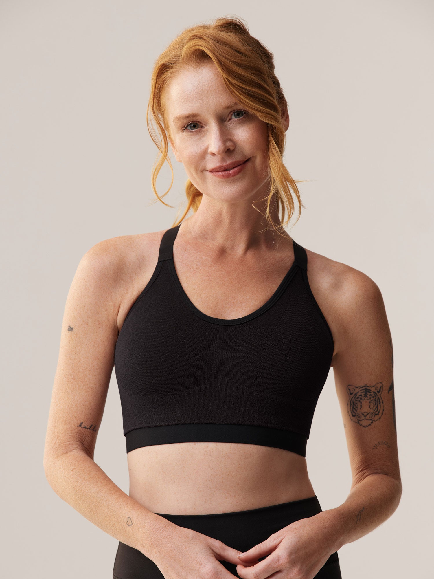 Vooraanzicht van Elize Been in de beugelloze zwarte Soft Revolt sport-bh: maximale ondersteuning en draagcomfort voor dames met een grotere cupmaat