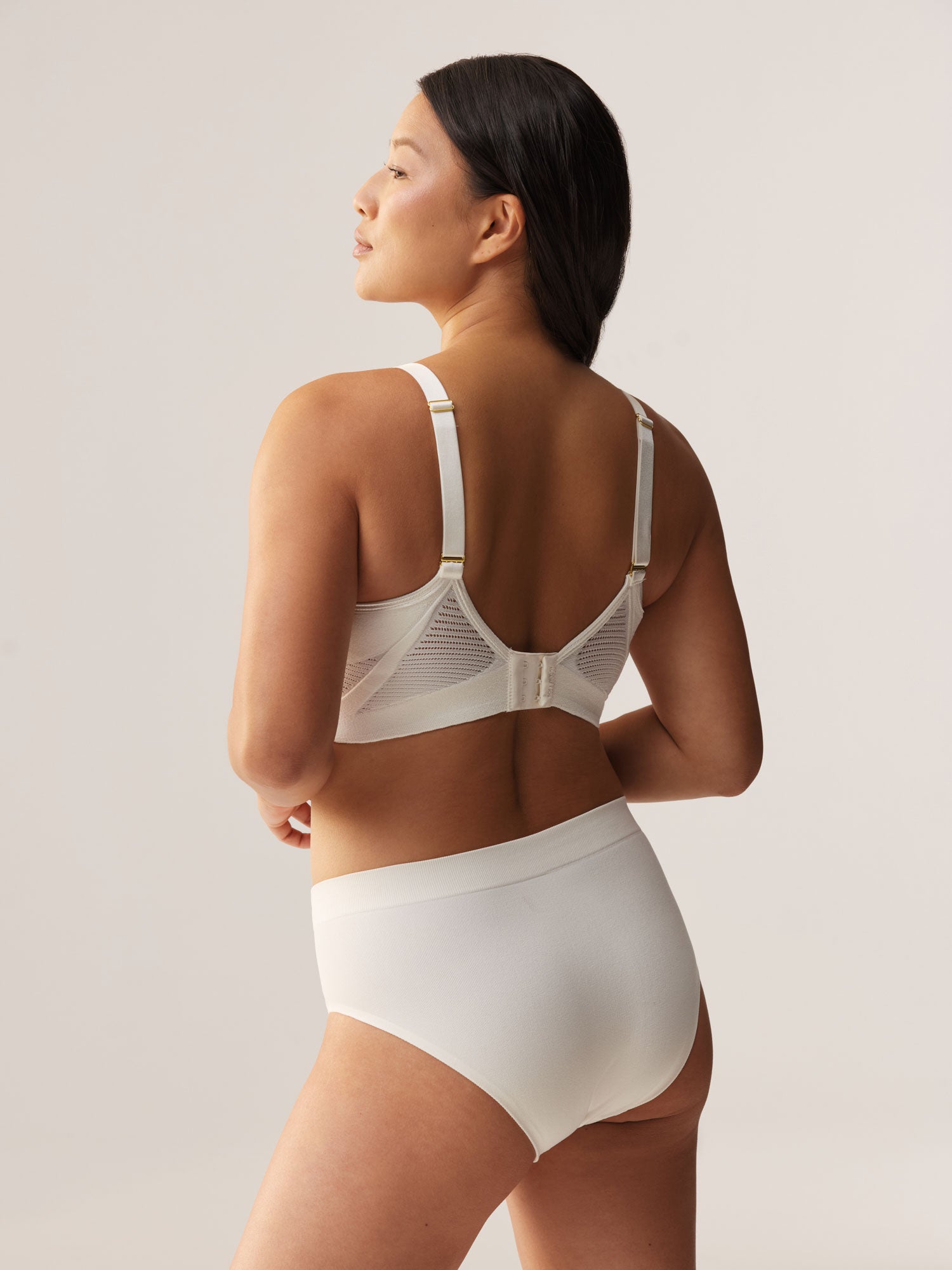 Rugaanzicht van de ondersteunende Soft Revolt Anna BH in Off White met verstelbare schouderbandjes en brede rugsluiting