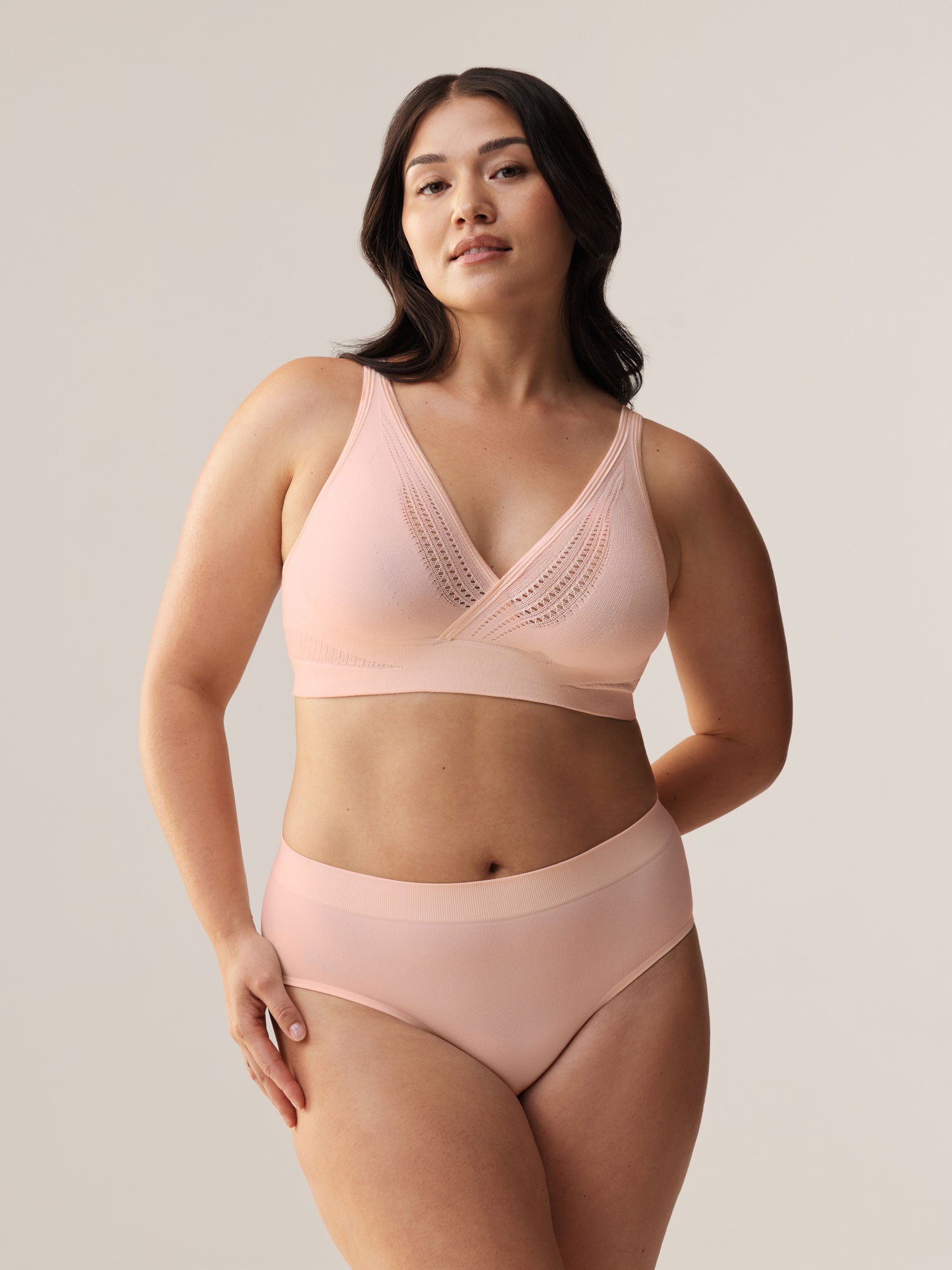 Vooraanzicht van de ondersteunende beugelloze Soft Revolt Cleo BH Soft Pink met borstbedekking voor een grote cupmaat