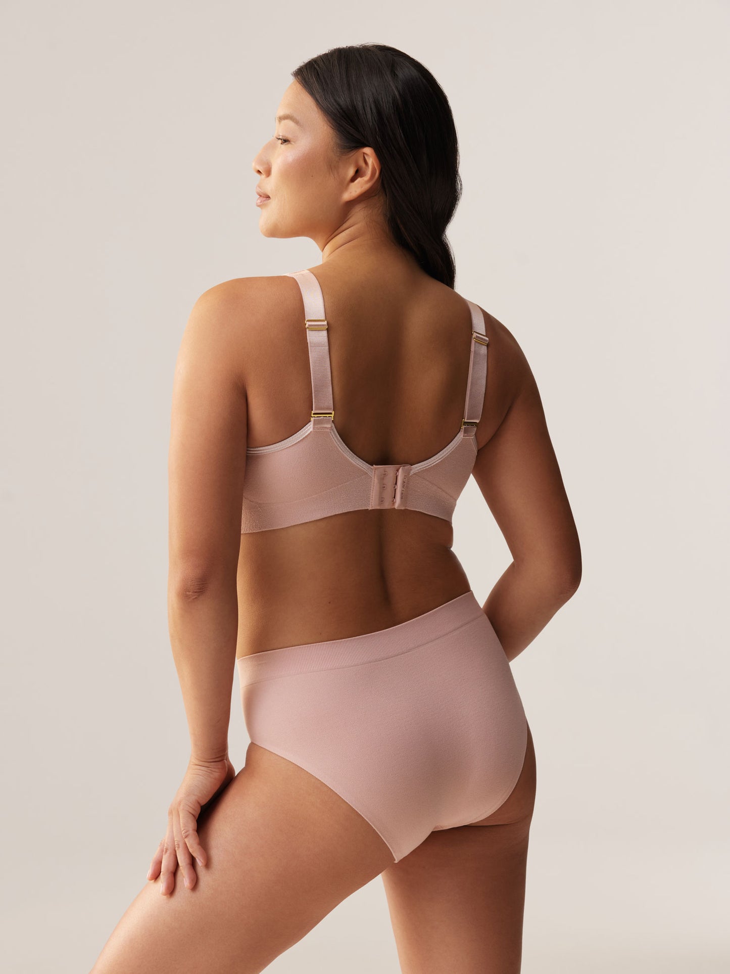 Driekwart rugaanzicht van de Soft Revolt Lara BH Soft Pink met verstelbare bandjes voor actieve dagen en een grote cupmaat