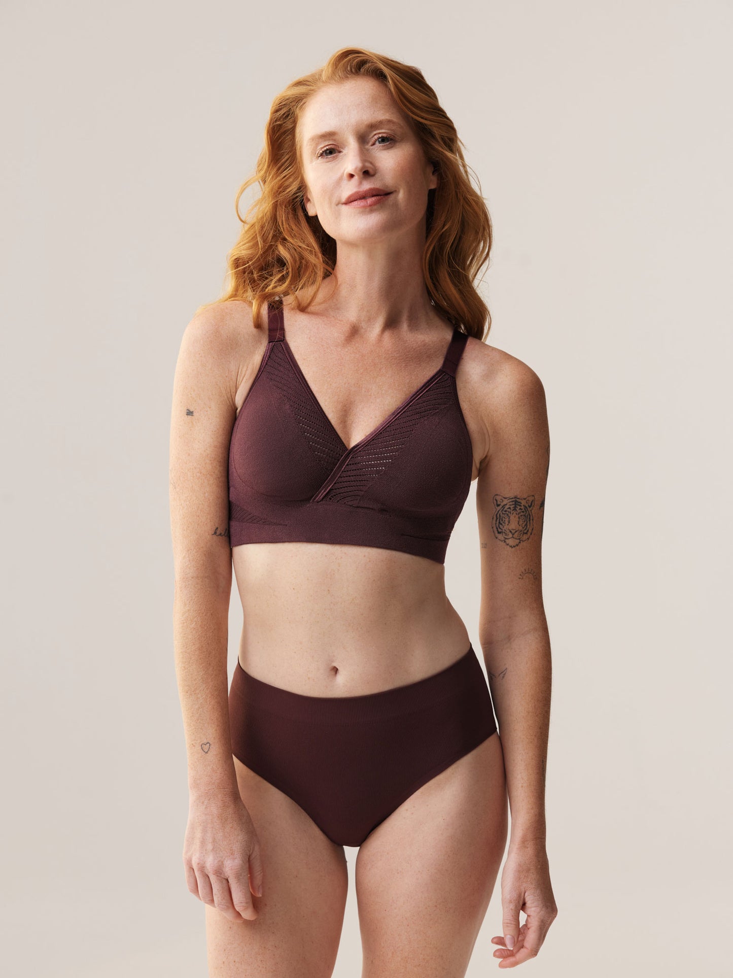 Elize Been draagt de ondersteunende beugelloze Soft Revolt Anna BH in Dark Cherry met 3D-gebreide pasvorm
