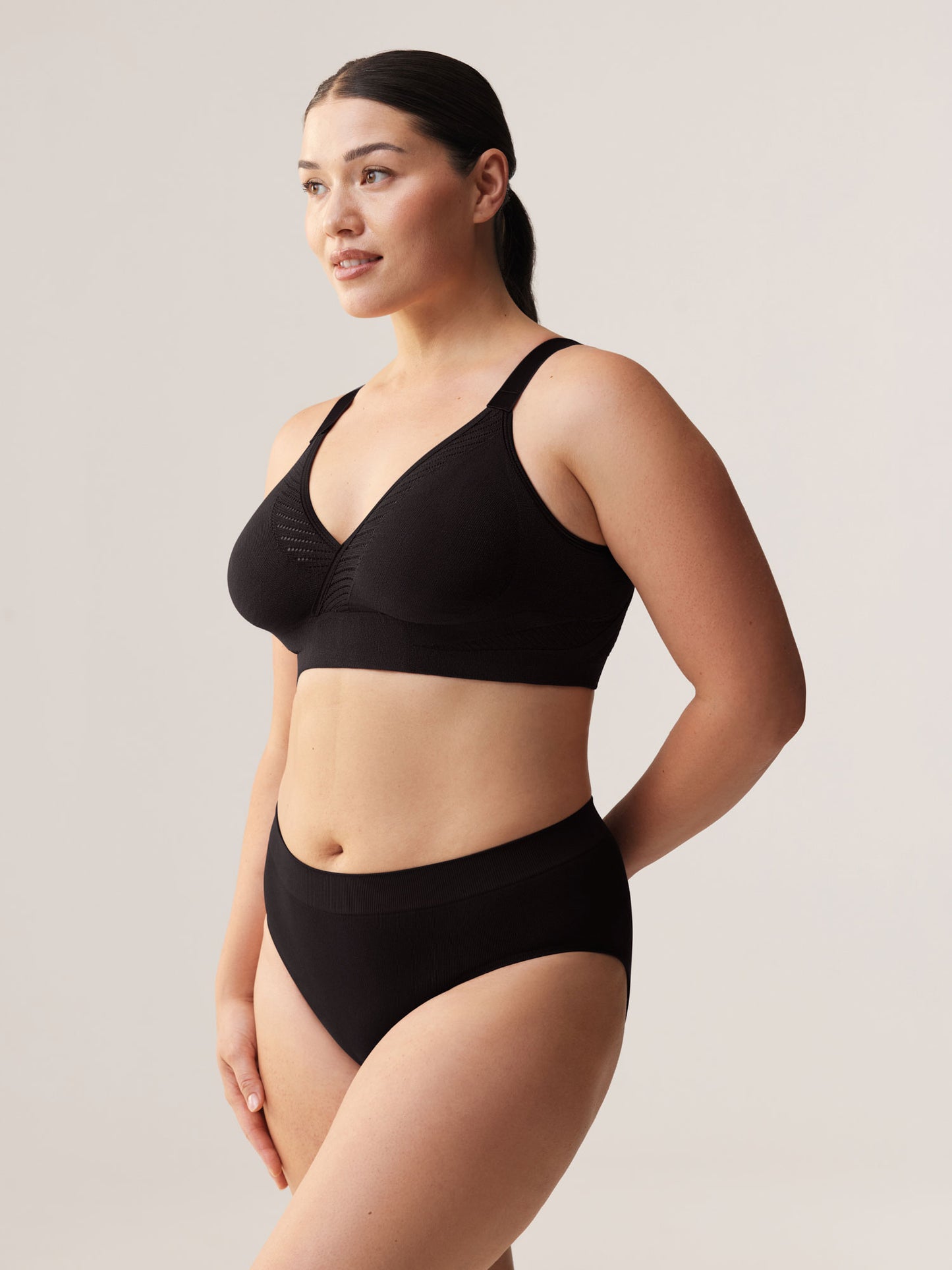Zijaanzicht van de 3D-gebreide beugelloze Soft Revolt Anna BH in Black met hoger gesneden pasvorm bij de oksels