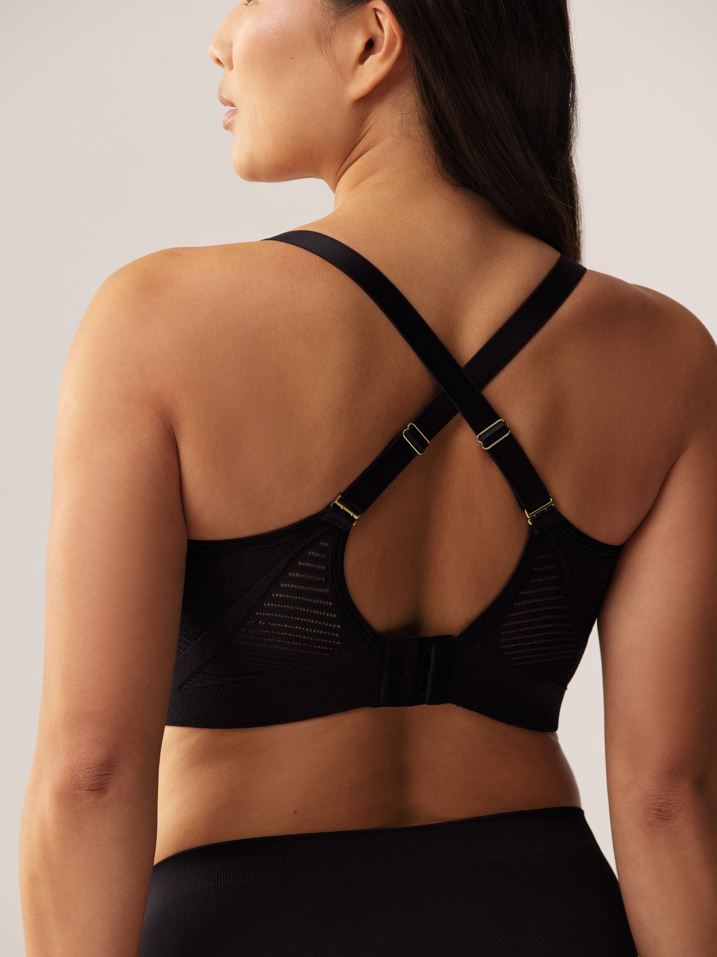 Rugaanzicht van de beugelloze Soft Revolt Anna BH in Black met gekruiste multiway straps voor extra ondersteuning