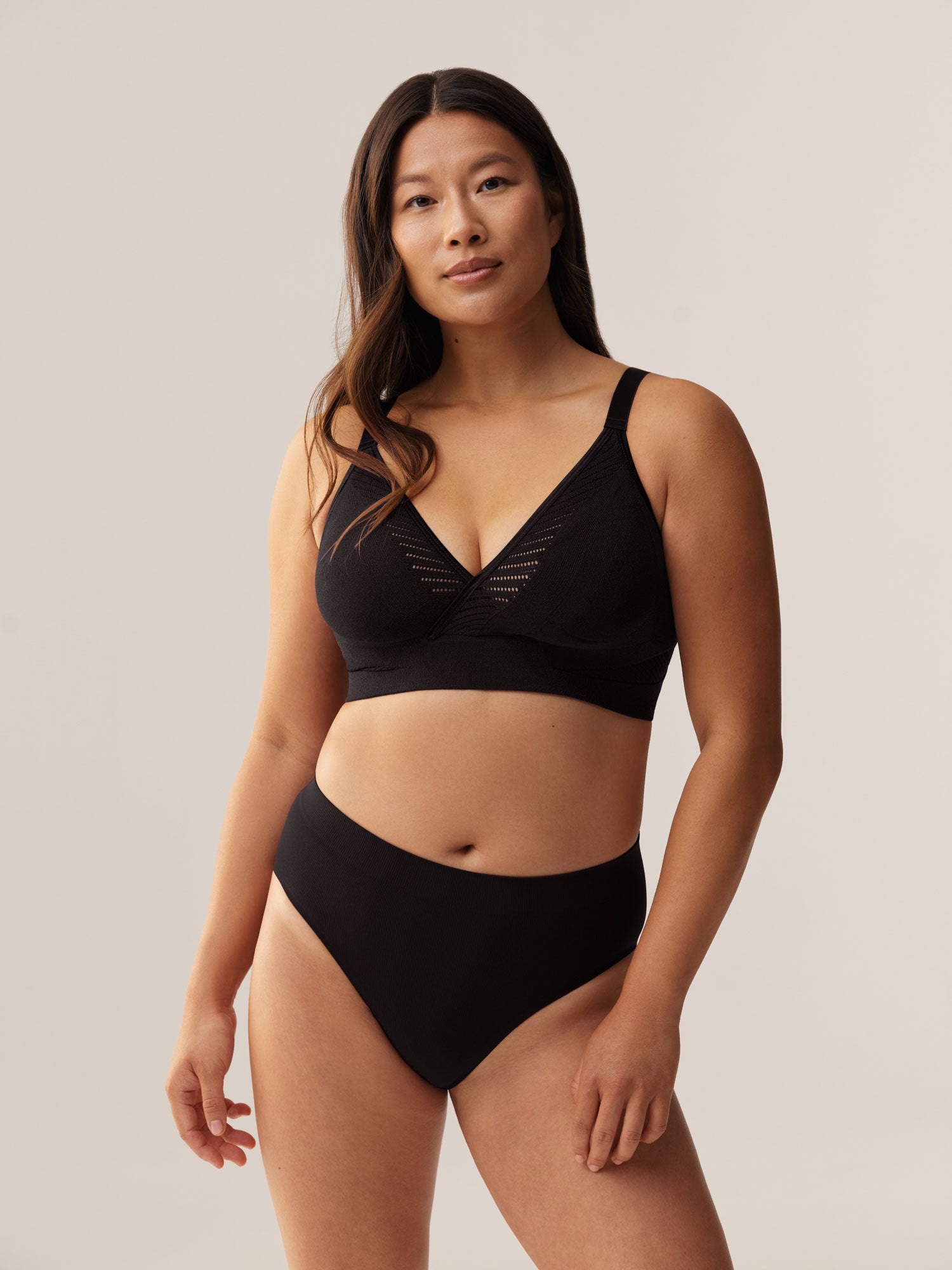 Model draagt de ondersteunende beugelloze Soft Revolt Anna BH in Black met 3D-gebreide pasvorm en hoge okselbedekking