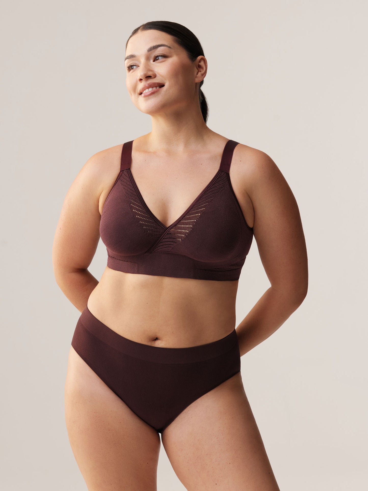 Zijaanzicht van de 3D-gebreide beugelloze Soft Revolt Anna BH in Dark Cherry met hoger gesneden pasvorm bij de oksels