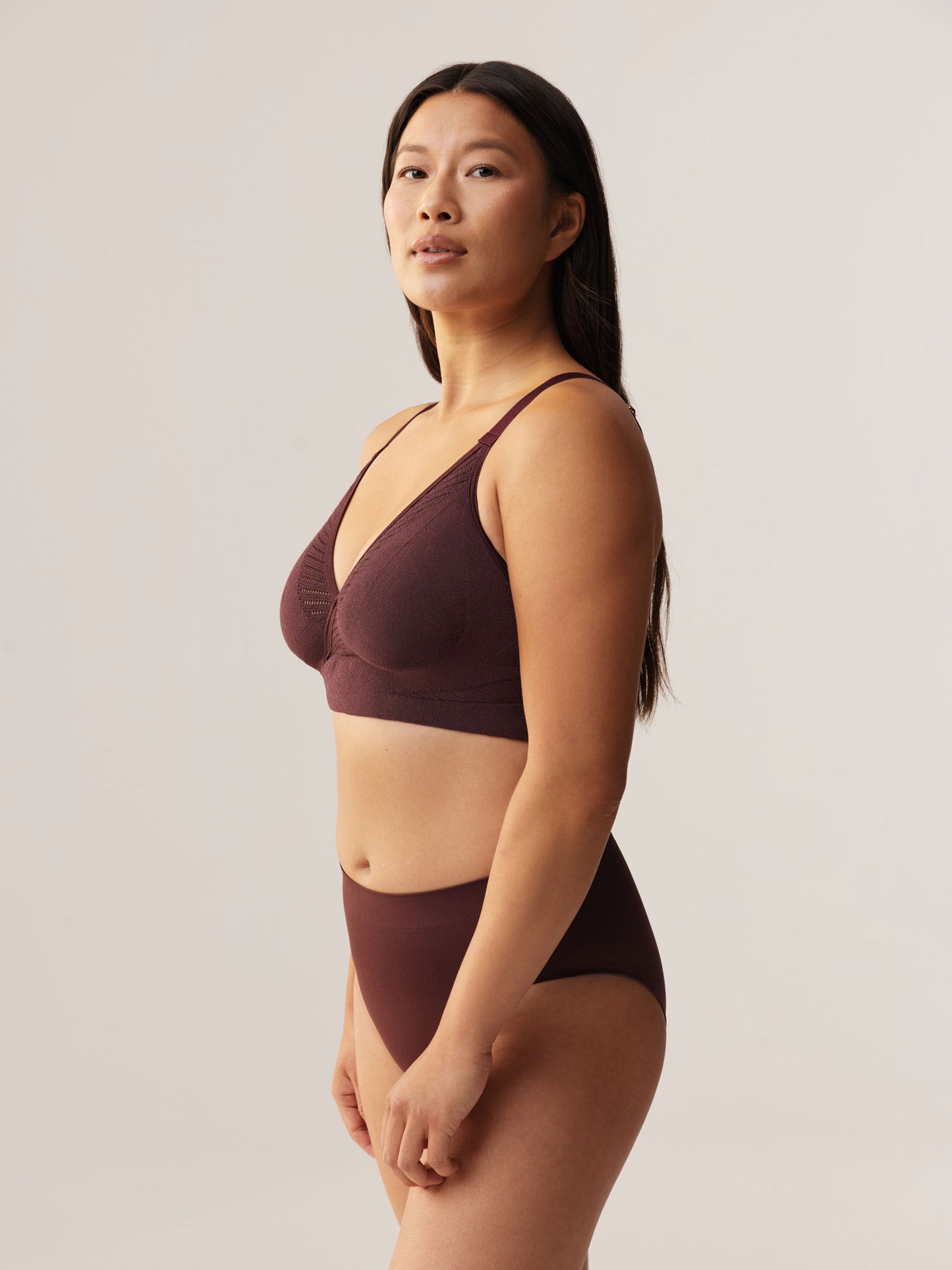 Zijaanzicht van de 3D-gebreide beugelloze Soft Revolt Anna BH in dark cherry met hoger gesneden pasvorm bij de oksel
