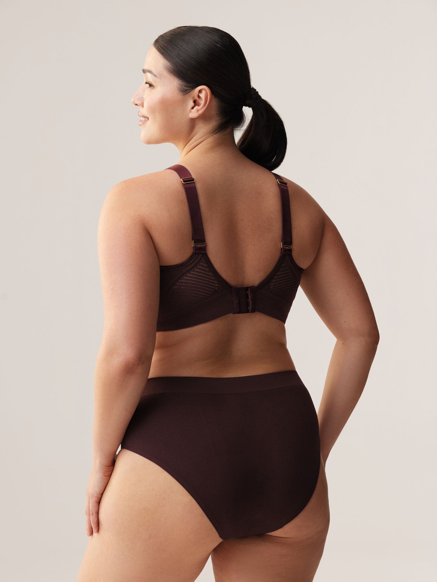Rugaanzicht van de ondersteunende Soft Revolt Anna BH in Dark Cherry met verstelbare schouderbandjes en brede rugsluiting