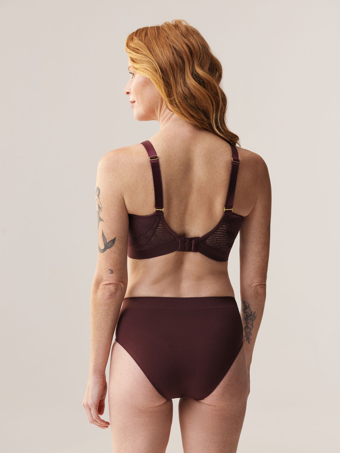 Elize Been draagt de beugelloze, duurzame Soft Revolt Anna BH dark cherry met brede rugband en verstelbare schouderbandjes