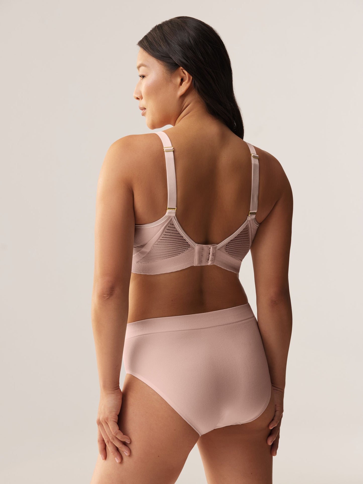 Achteraanzicht van de naadloze Soft Revolt Anna BH in Soft Pink met rechte schouderbandjes