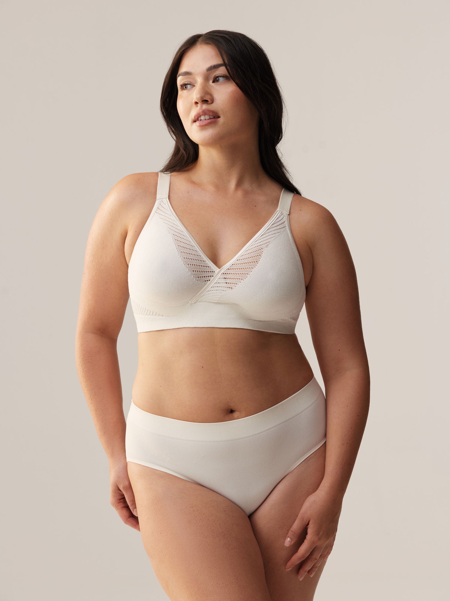 Vooraanzicht van de ondersteunende beugelloze 3D-gebreide Soft Revolt Anna BH in White met hoger gesneden pasvorm bij de oksels