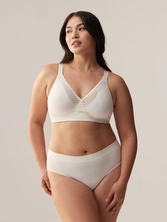 Vooraanzicht van de ondersteunende beugelloze 3D-gebreide Soft Revolt Anna BH in White met hoger gesneden pasvorm bij de oksels