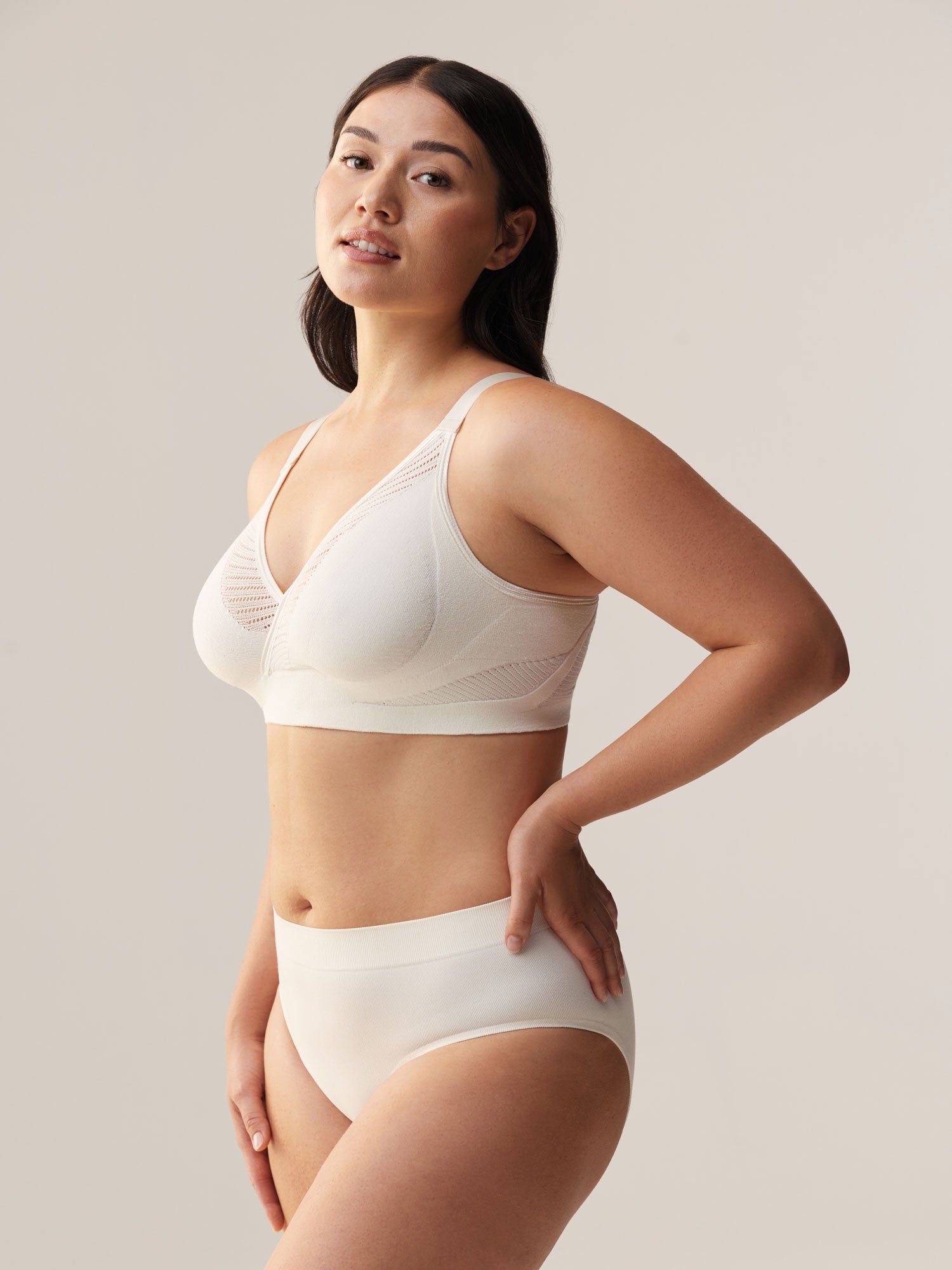 Zijaanzicht van de 3D-gebreide Soft Revolt Anna BH in White met beugelloze ondersteuning en hoger gesneden pasvorm bij de oksels.