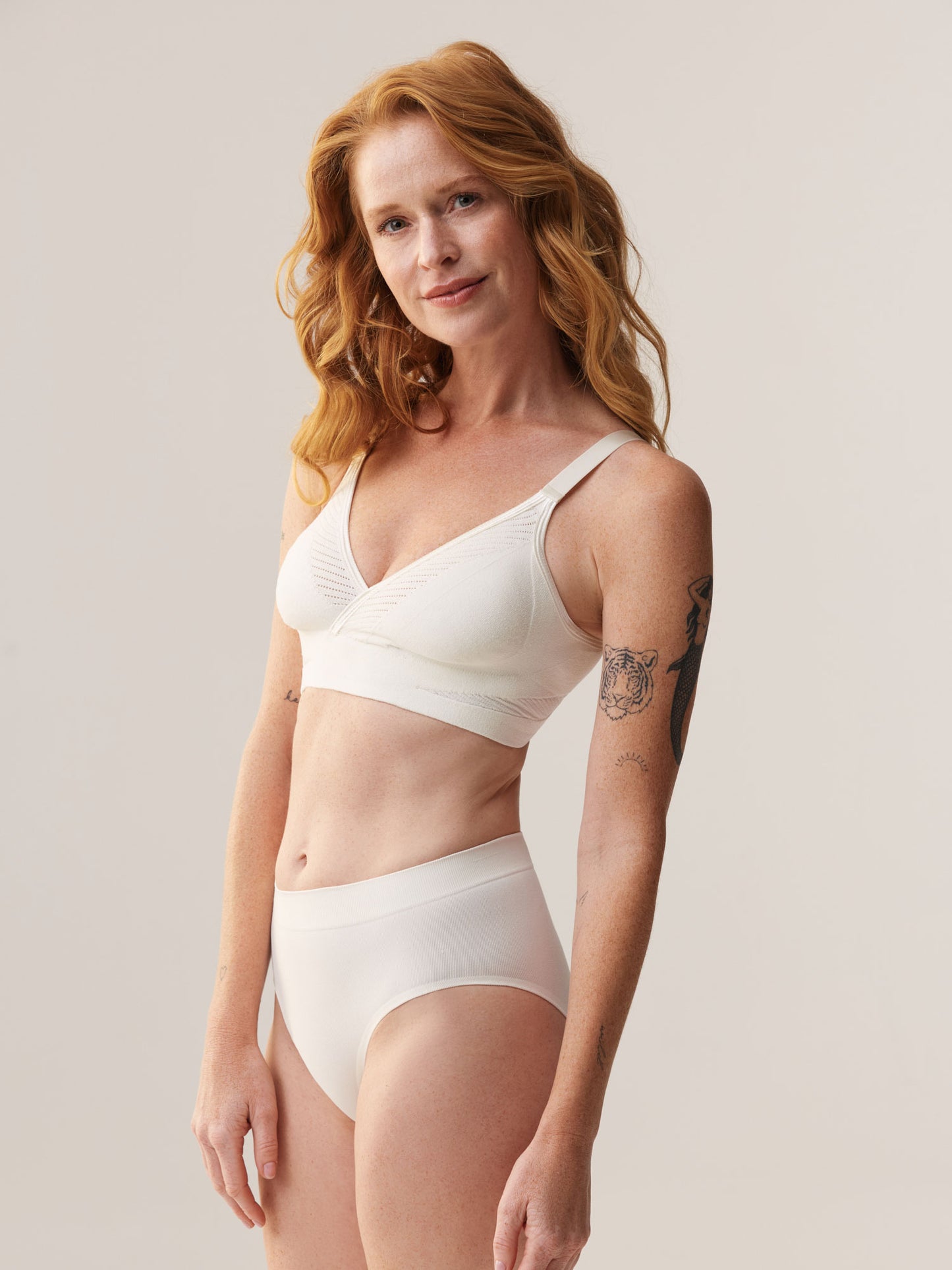 Elize Been draagt de ondersteunende beugelloze duurzame Soft Revolt Anna BH in White met 3D-gebreide pasvorm