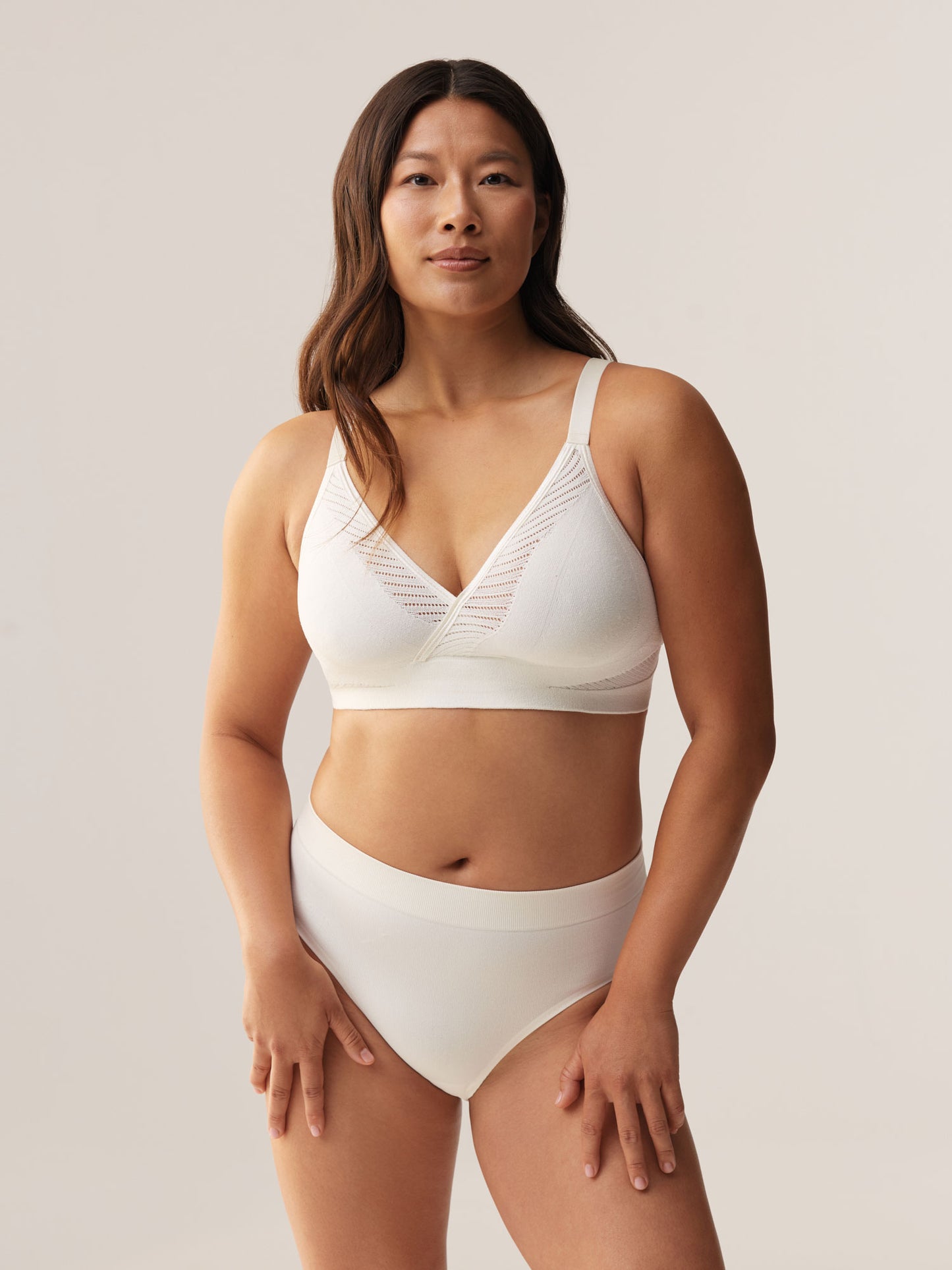 Model draagt de ondersteunende beugelloze Soft Revolt Anna BH in White met 3D-gebreide pasvorm en hoger gesneden pasvorm bij de oksels