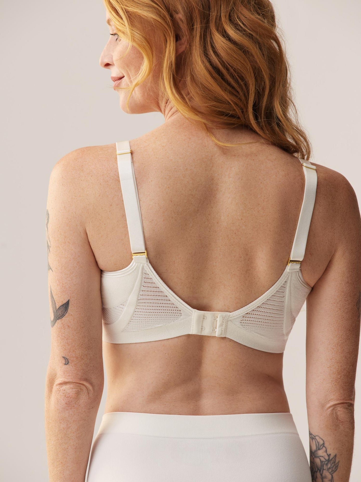 lize Been draagt de comfortabele ondersteunende Soft Revolt Anna BH Off White met verstelbare schouderbandjes
