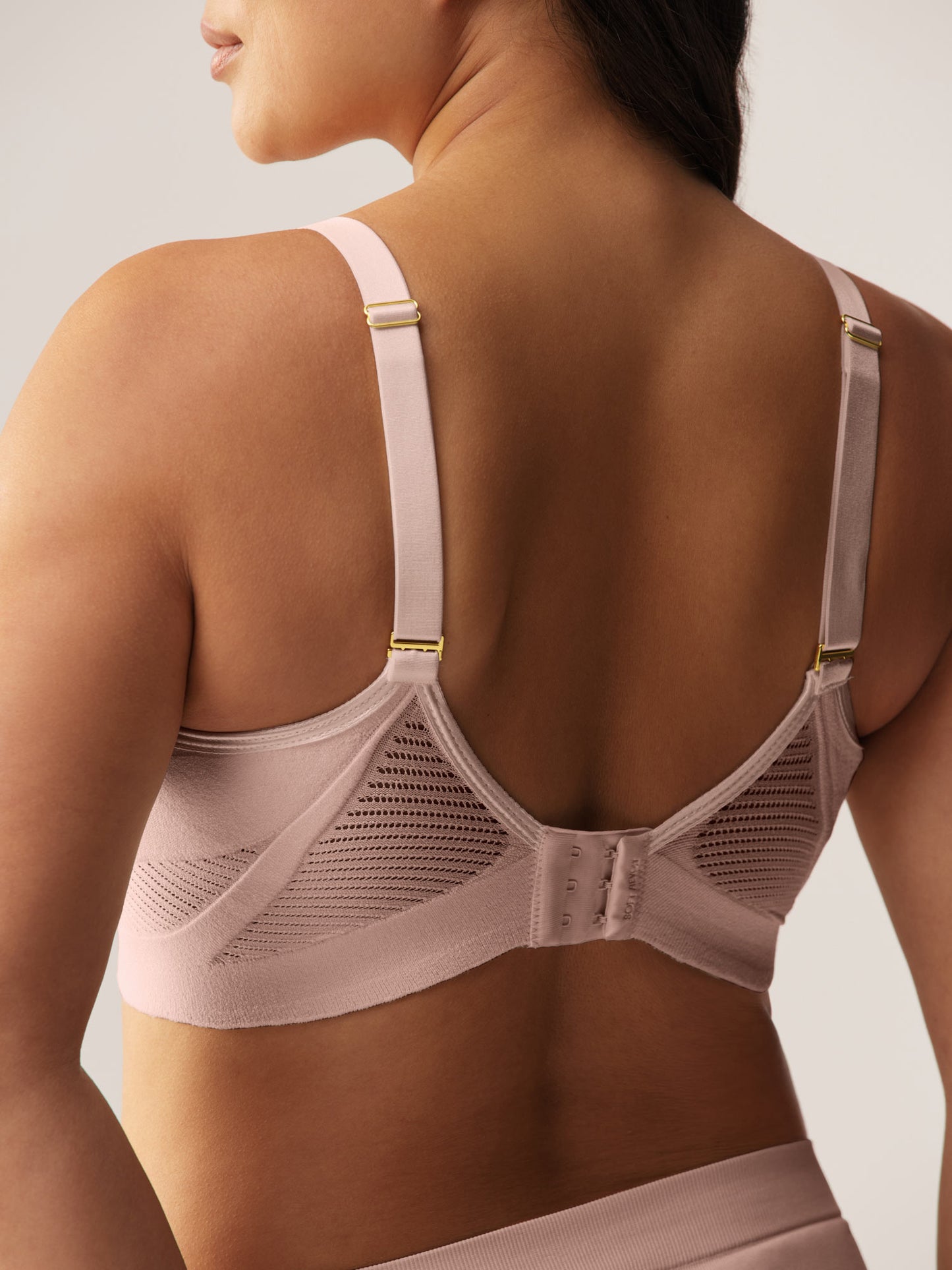 Soft Revolt Anna beugelloze bh in Soft Pink met verstelbare schouderbandjes en ondersteunende band - achteraanzicht