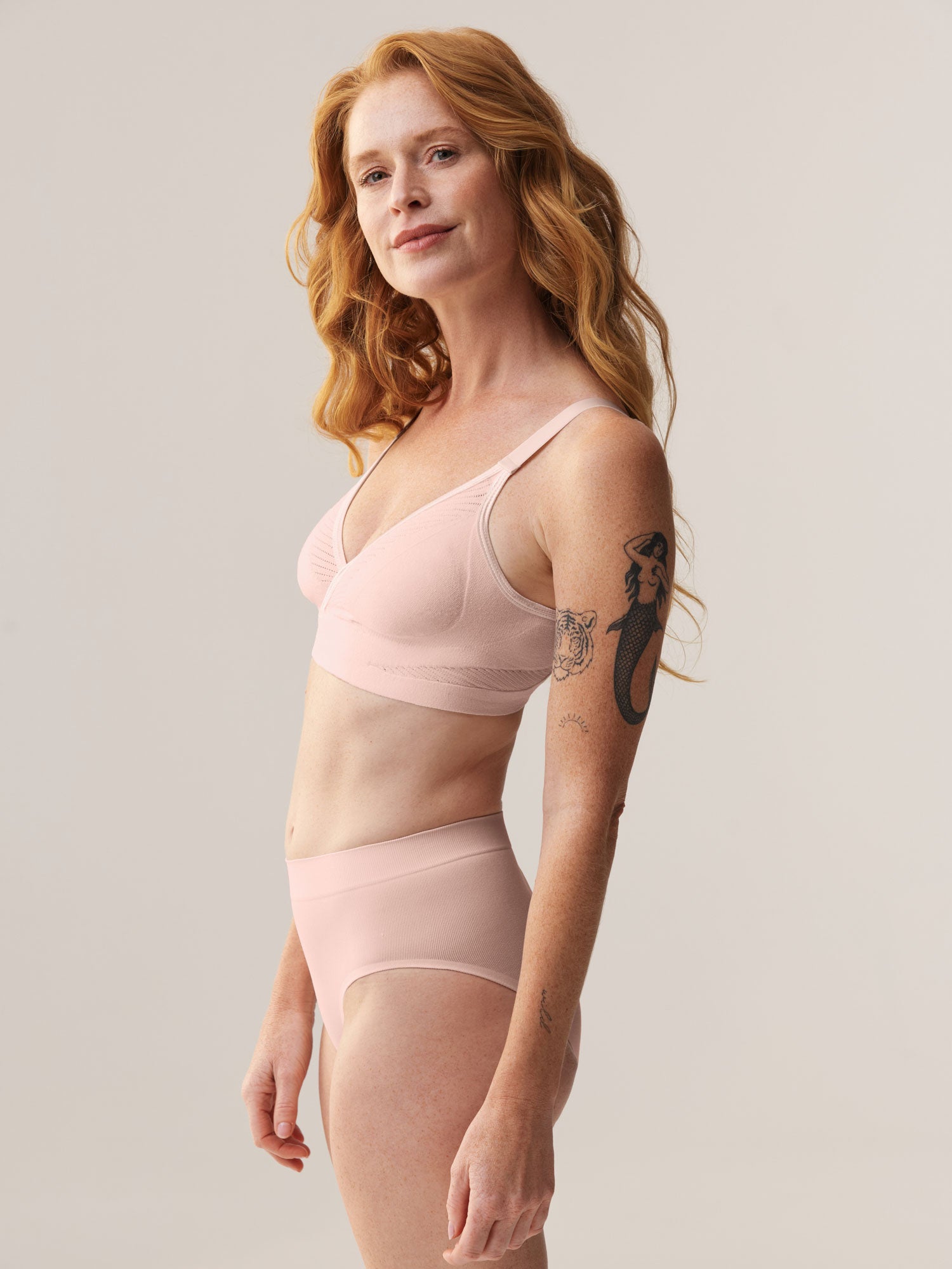Soft Revolt Anna beugelloze bh in Soft Pink met ondersteunde onderband en naadloze pasvorm - zijaanzicht profiel