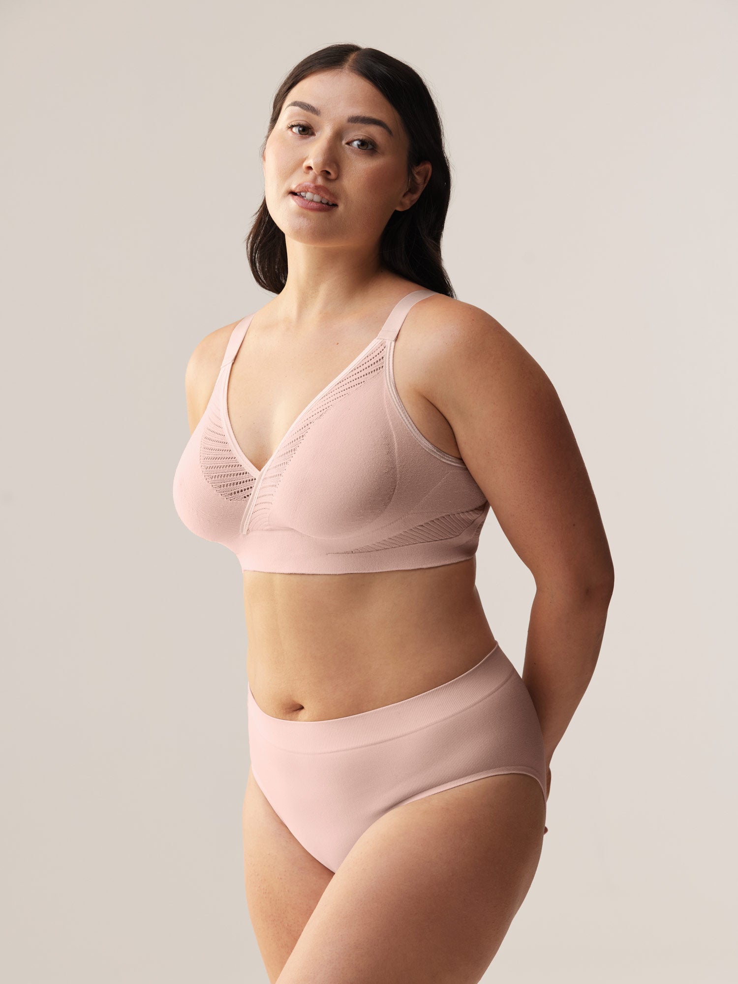 Soft Revolt Anna beugelloze bh in Soft Pink met diepe V-hals en hoog uitgesneden onder oksel voor ondersteuning - zijaanzicht