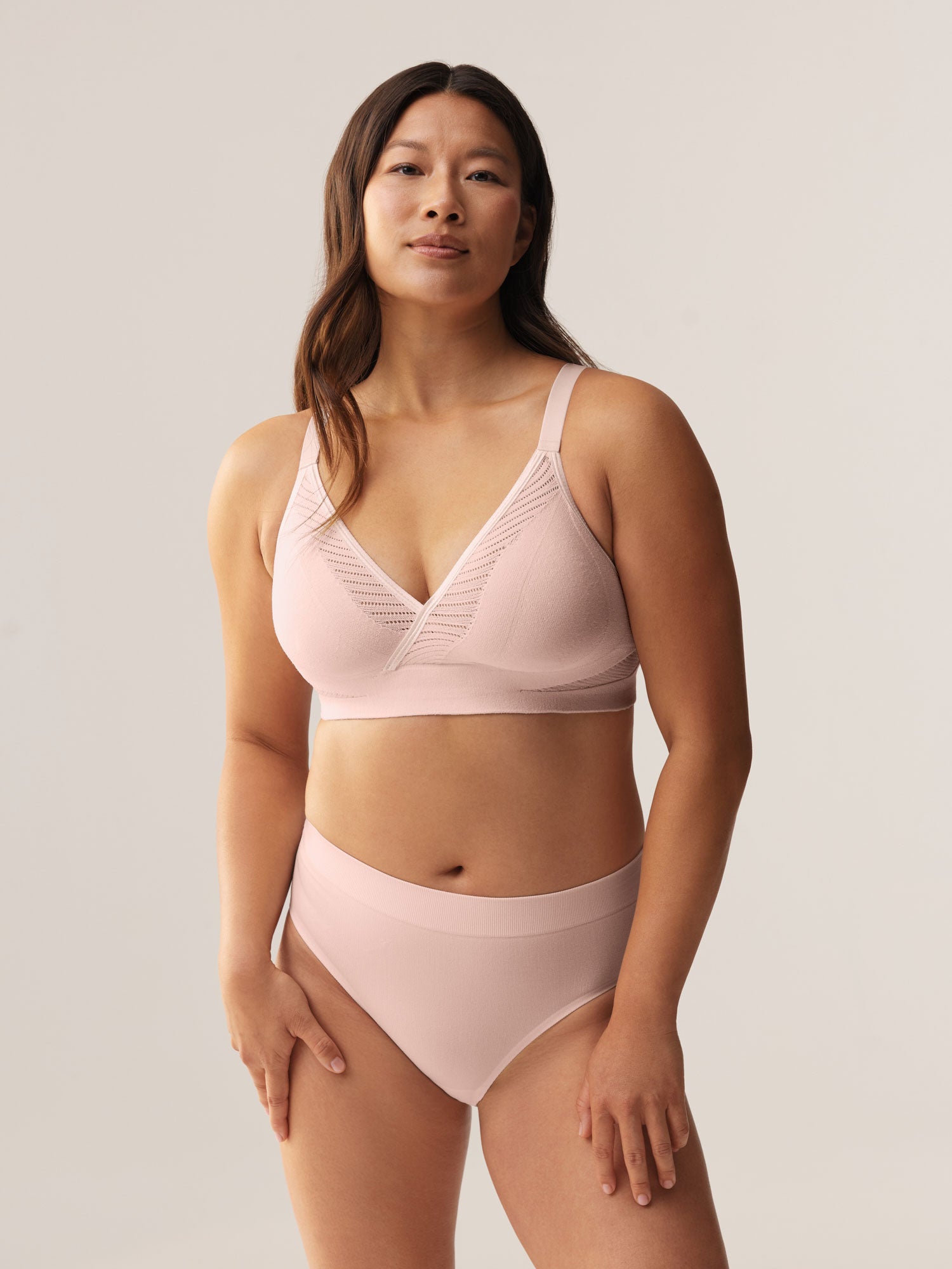 Soft Revolt Anna beugelloze bh in Soft Pink met diepe V-hals en zachte stretchcups - driekwart aanzicht