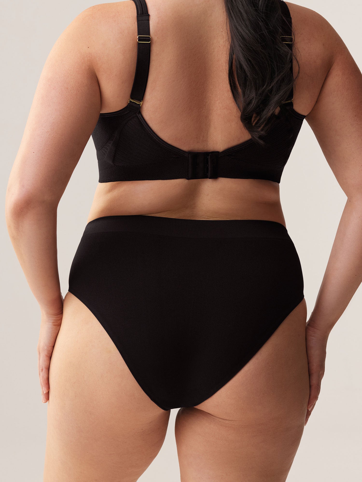 Achteraanzicht van model in de Soft Revolt Classic Slip Black met volledige bedekking van de billen
