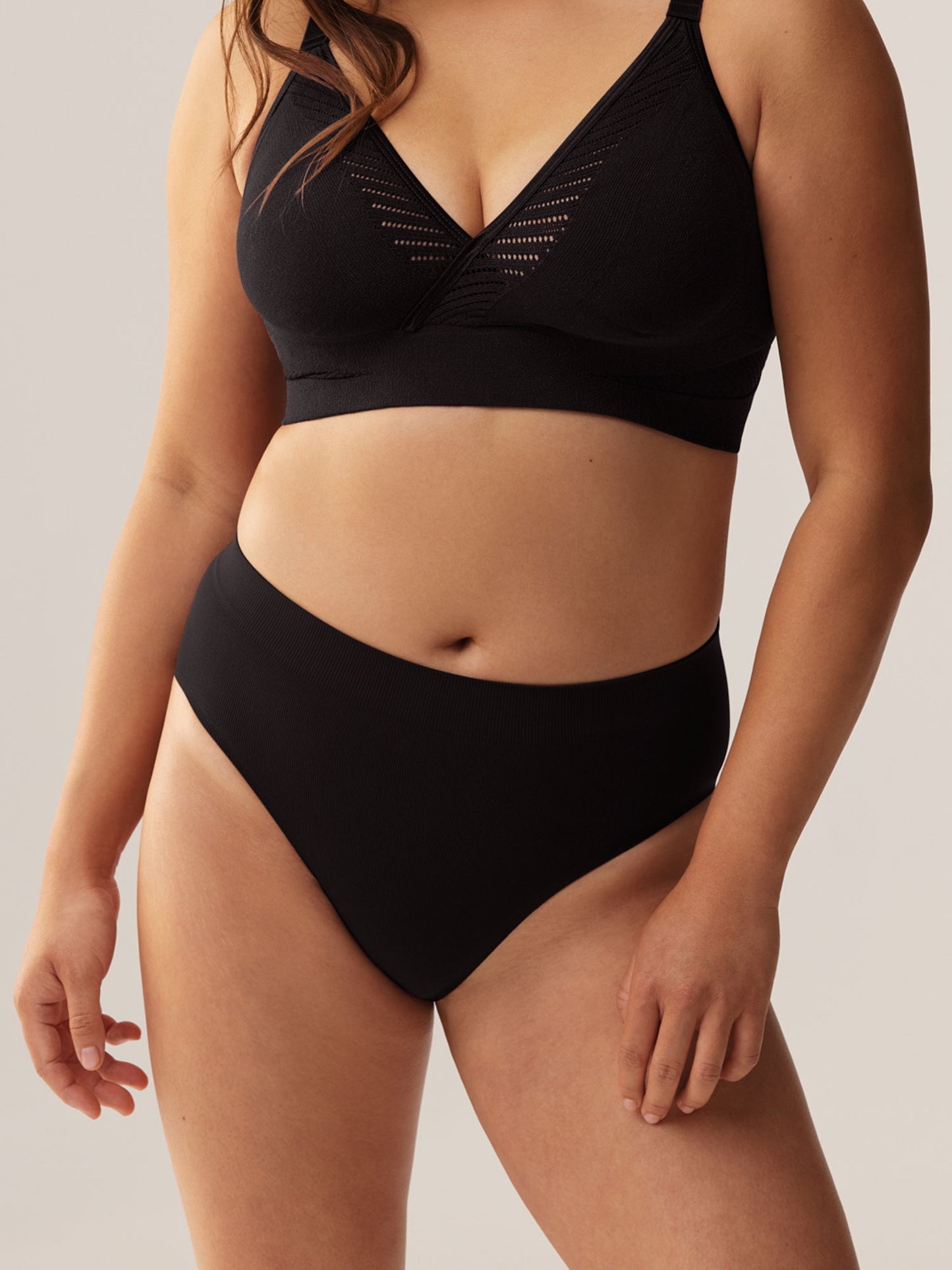 Vooraanzicht van model in de zwarte Soft Revolt Classic Slip Black en bijpassende zwarte BH