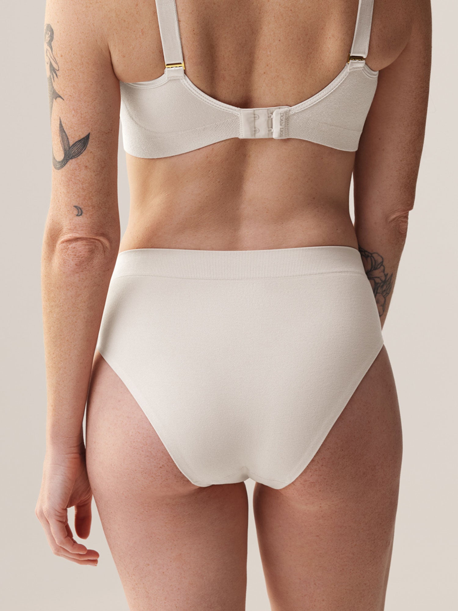 Achteraanzicht van de Soft Revolt Classic Slip Off White met volledige bedekking van de billen