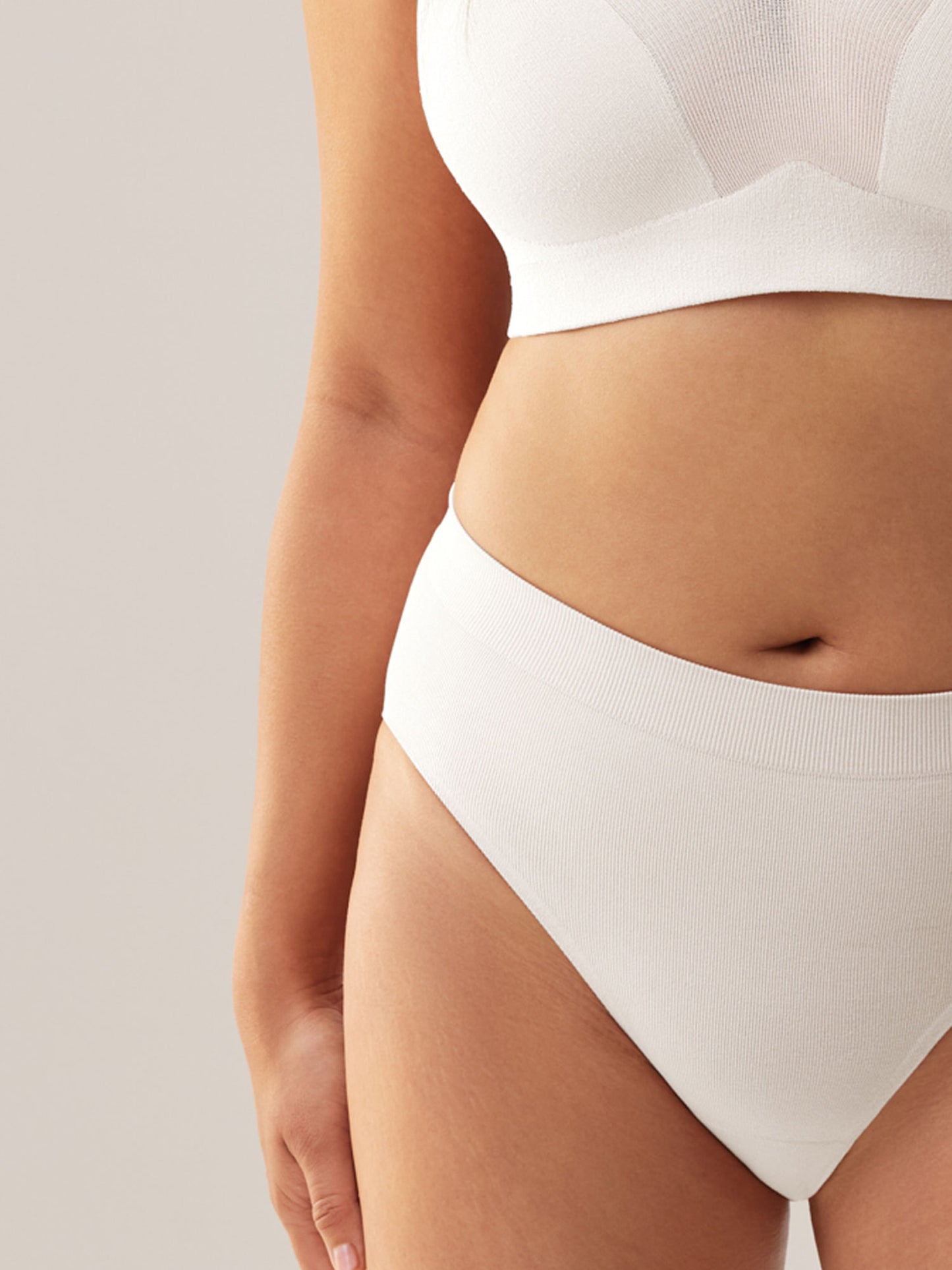 Close-up van de brede stretch tailleband en hoge pasvorm op de heup van de Soft Revolt Classic Slip Off White