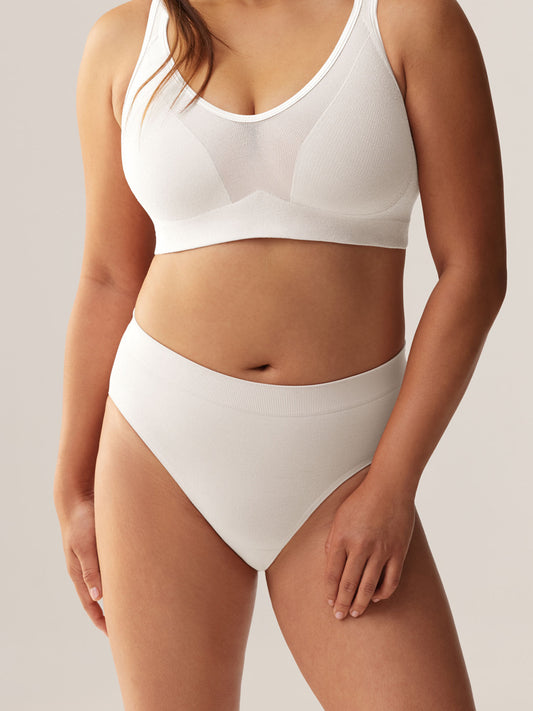 Vooraanzicht van model in de high-waist Soft Revolt Classic Slip Off White en bijpassende Lara BH