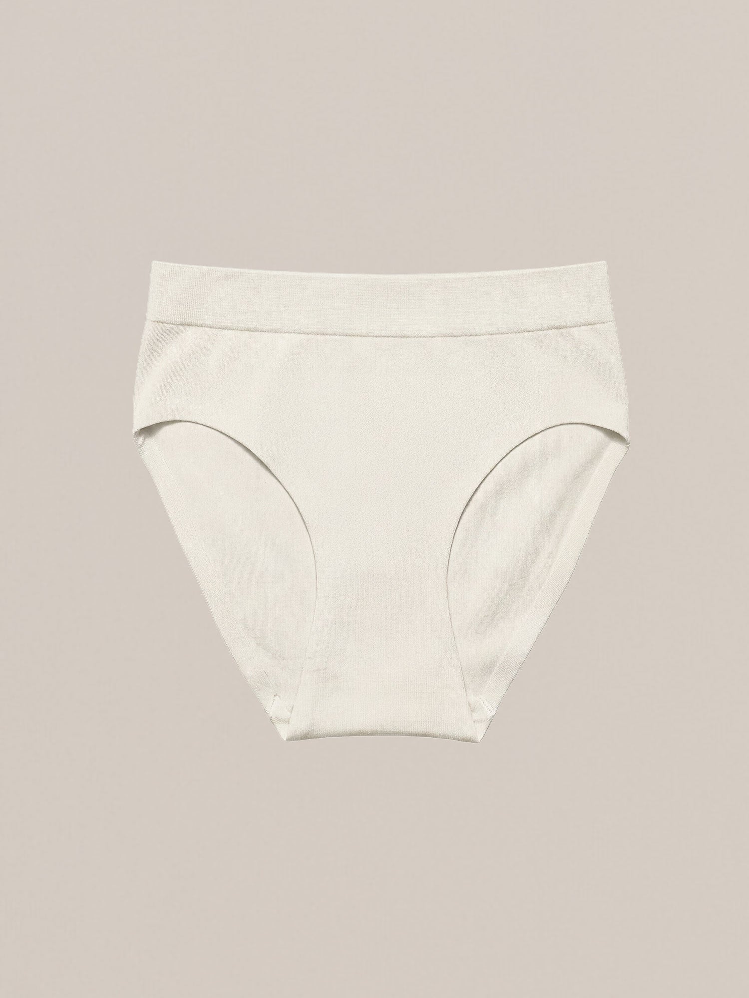 Frontaal packshot van de naadloze Soft Revolt Classic Slip Off White met brede stretch tailleband