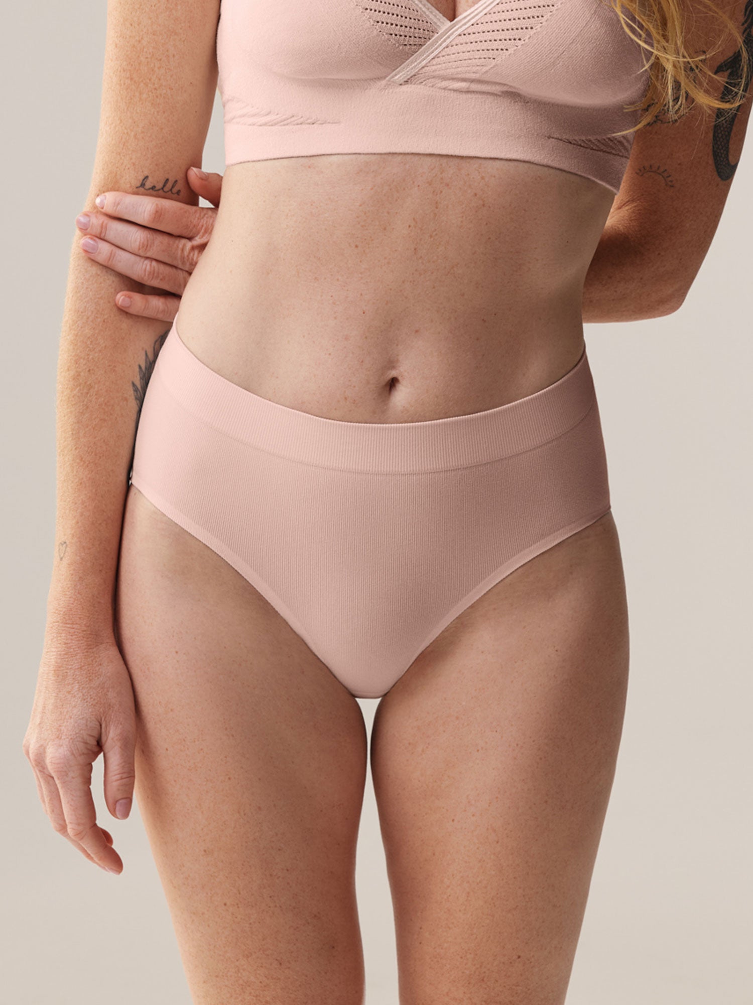 Vooraanzicht van model Elize Been in de poederroze Soft Revolt Classic Slip Powder high-waist en naadloos