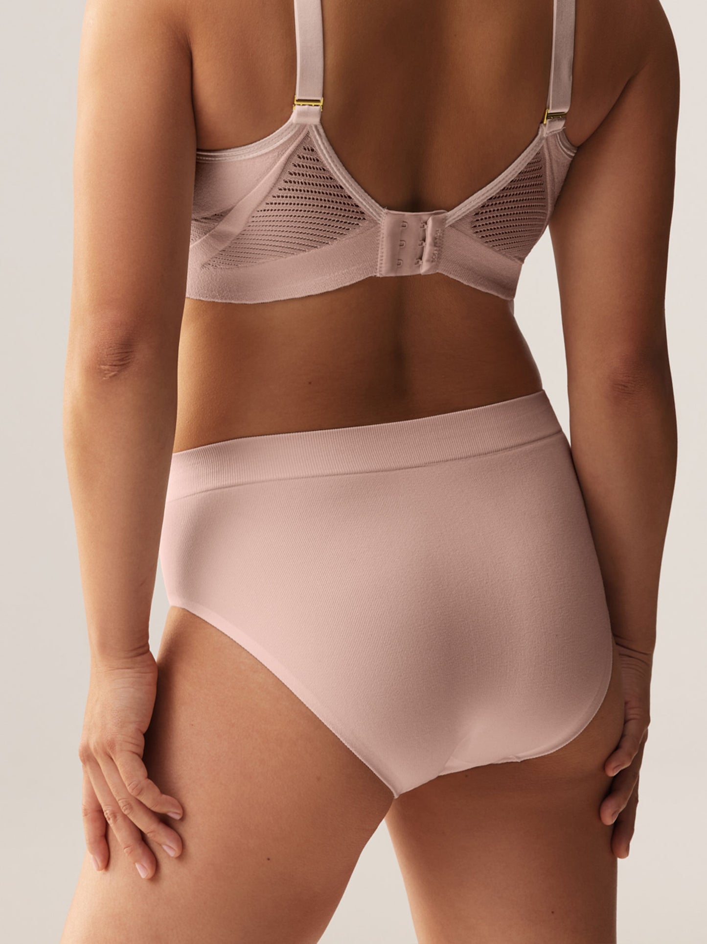 Achteraanzicht van model in de Soft Revolt Classic Slip Soft Pink met volledige bedekking van de billen