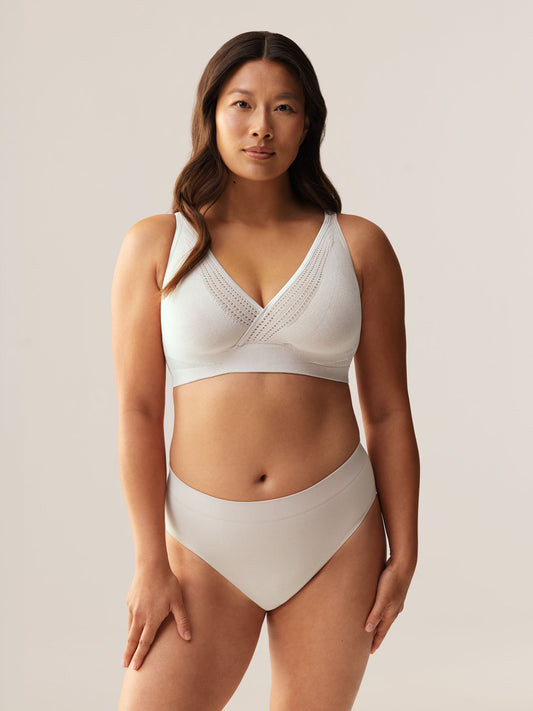 Vooraanzicht van de ondersteunende beugelloze Soft Revolt Cleo BH in Off White met borstbedekking voor een grote cupmaat