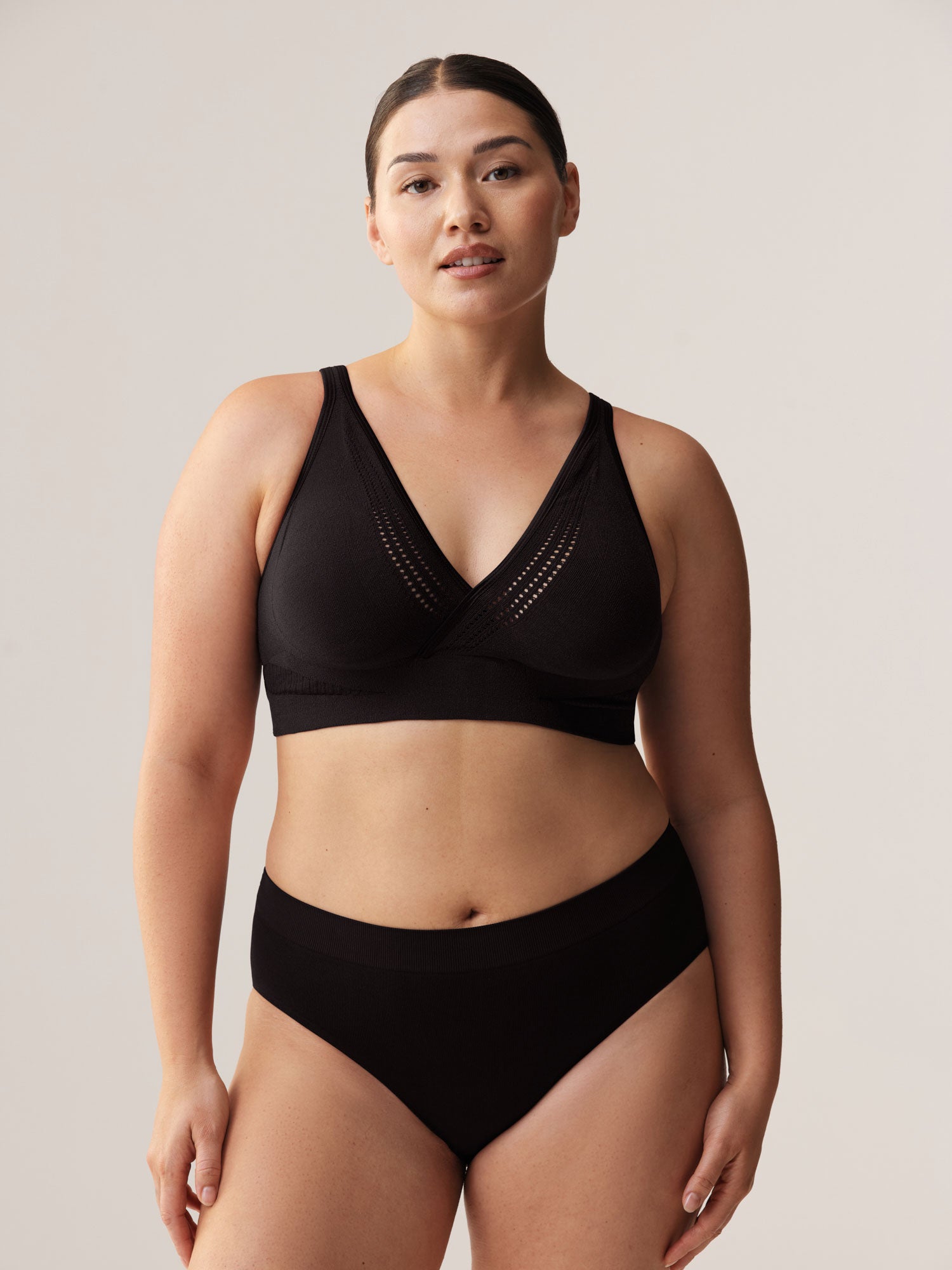 Vooraanzicht van de ondersteunende beugelloze Soft Revolt Cleo BH in Black voor de vollere borst en grote cupmaat