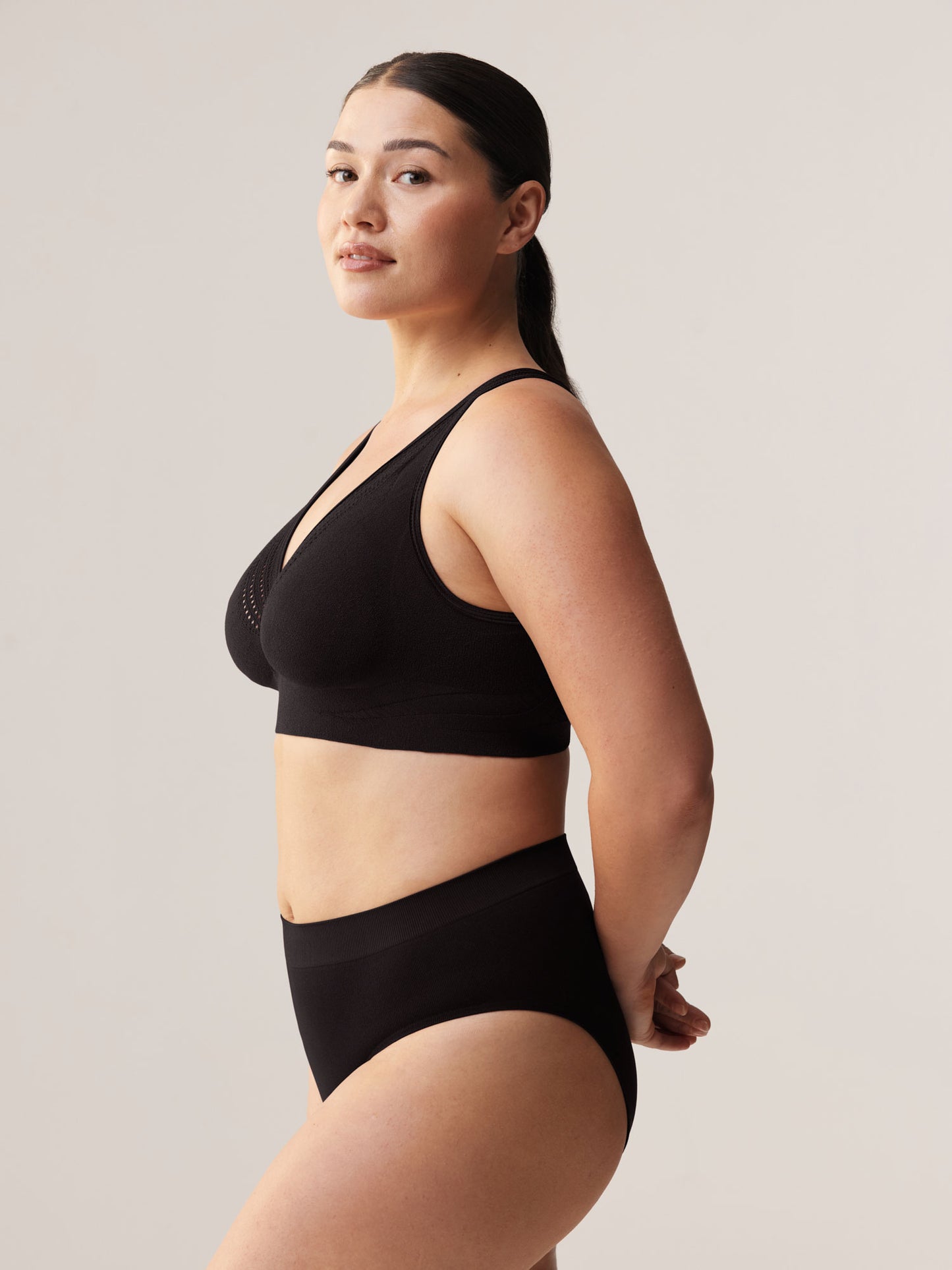 Vooraanzicht van de naadloze, 3D-gebreide Soft Revolt Cleo BH in Black met maximale ondersteuning voor de vollere cup