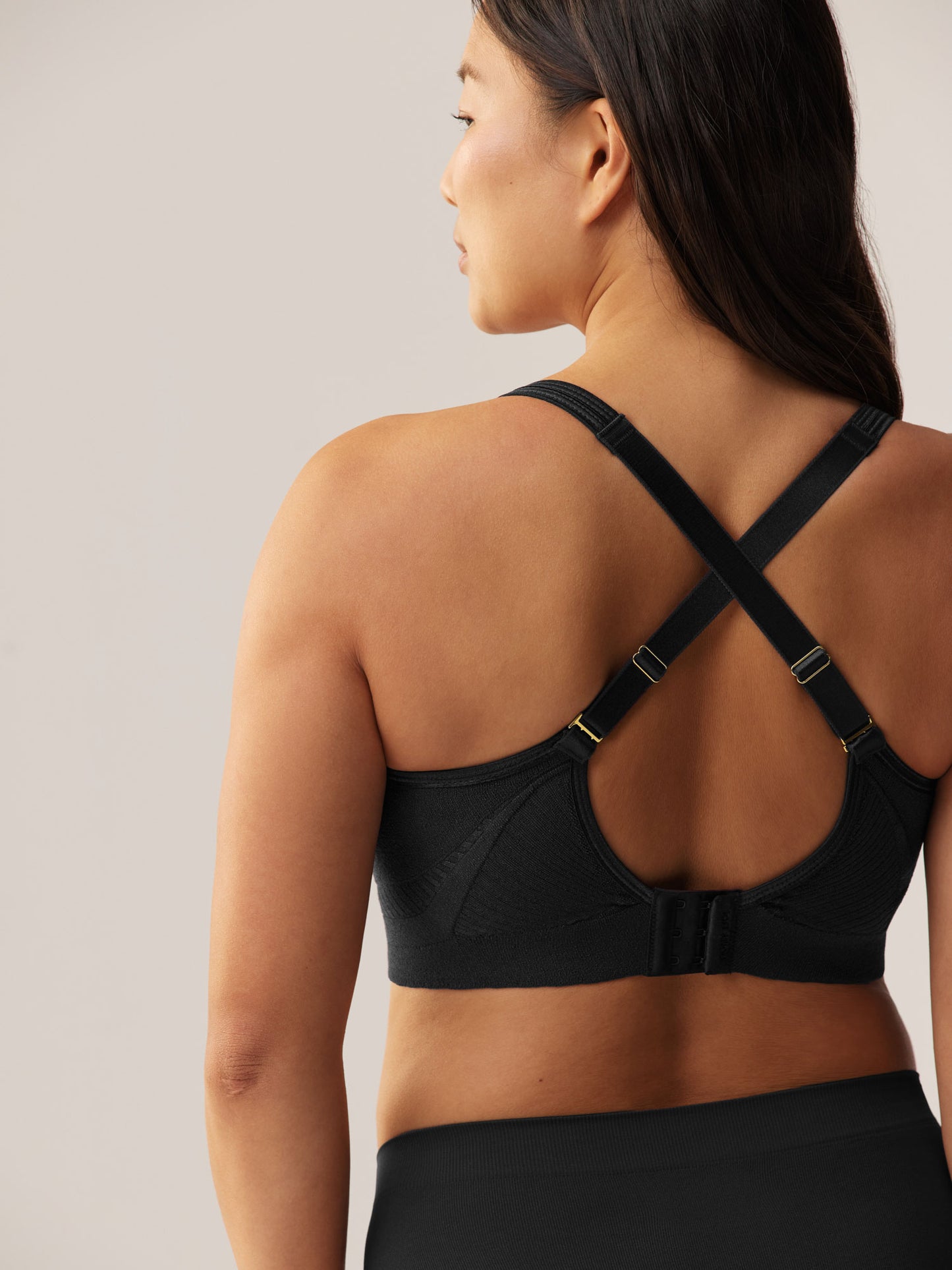 Rugaanzicht van de Soft Revolt Cleo BH Black met gekruiste racerback bandjes voor extra support bij een grote cupmaat