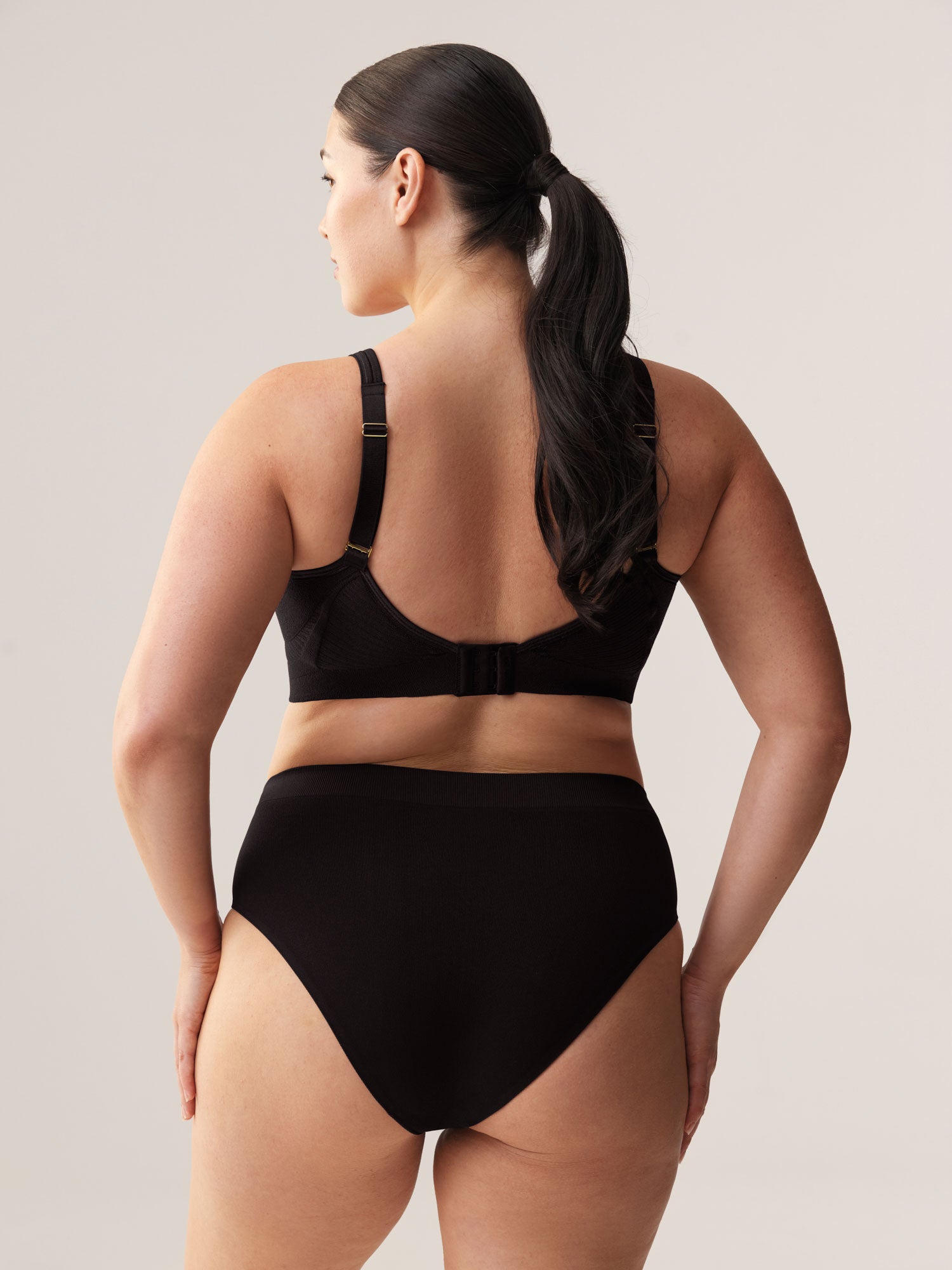 Rugaanzicht van de Soft Revolt Cleo BH Black met brede rugband en verstelbare bandjes voor een grote cupmaat