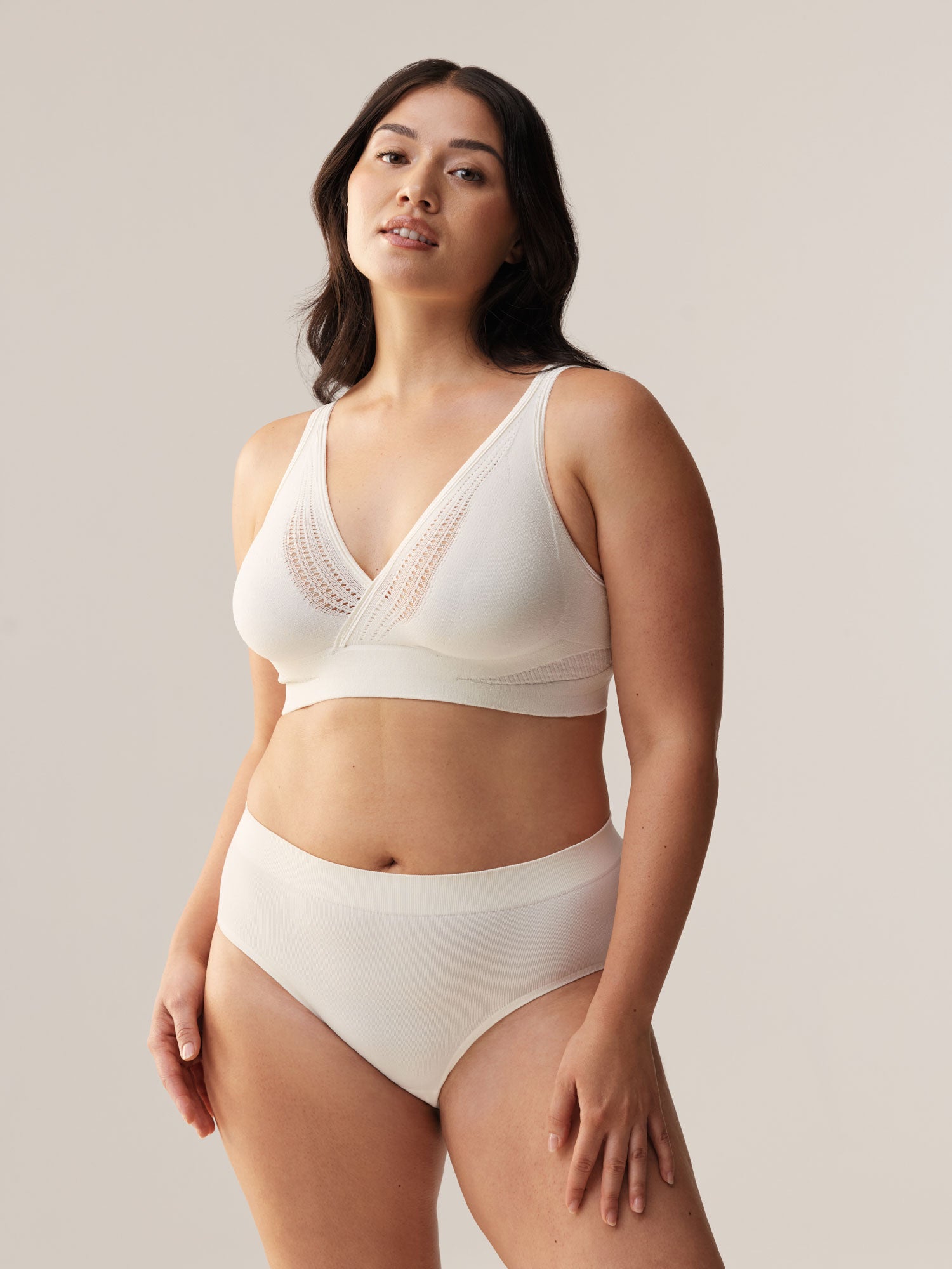 Driekwart vooraanzicht van de ondersteunende, naadloze Soft Revolt Cleo BH Off White met extra borstbedekking voor een grote cupmaat