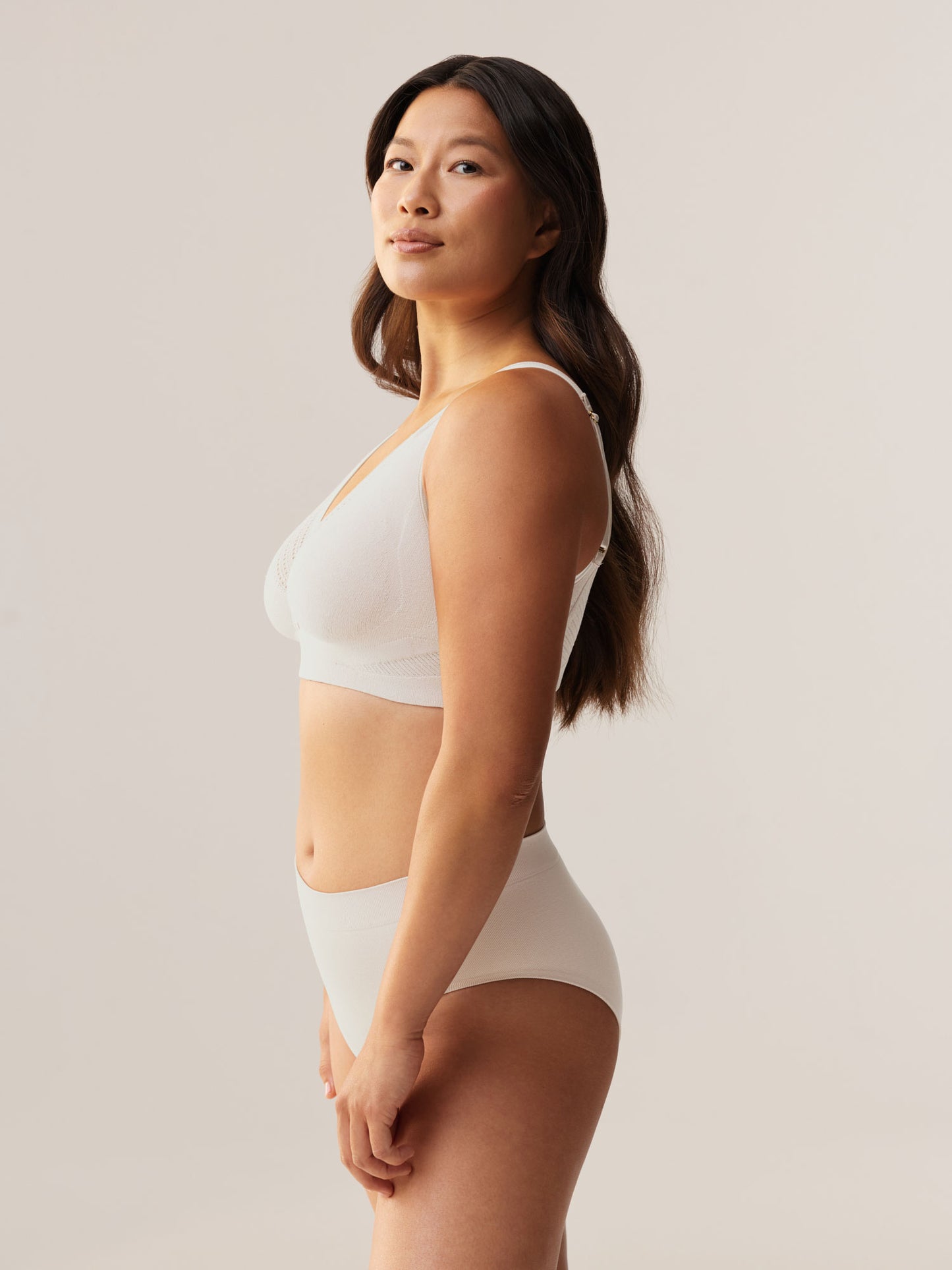 Zijaanzicht van de ondersteunende beugelloze Soft Revolt Cleo BH Off White met zachte stretch cups voor een grote cupmaat