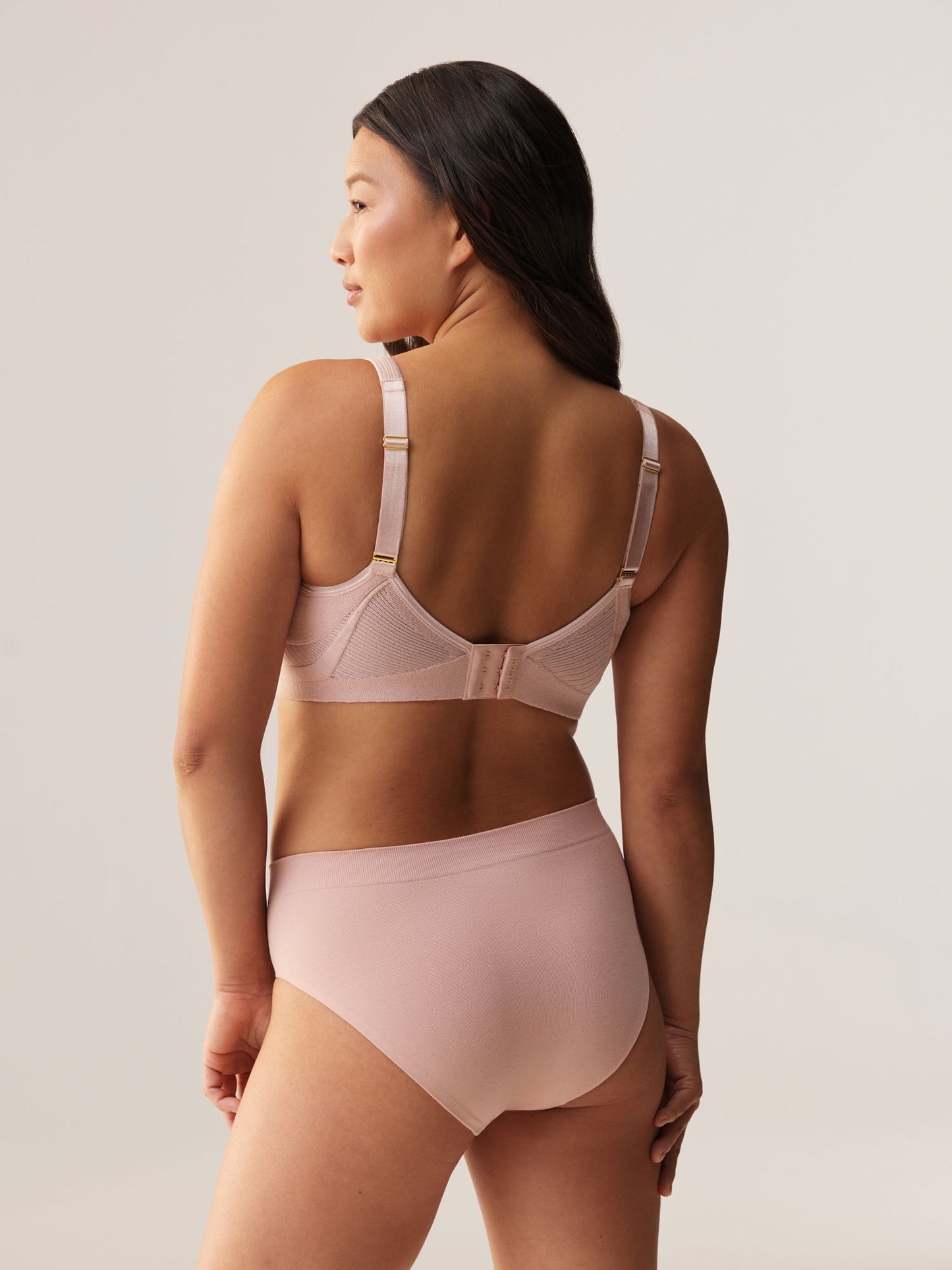 Driekwart rugaanzicht van de Soft Revolt Cleo BH Soft Pink met brede rugband en verstelbare bandjes voor een grote cupmaat