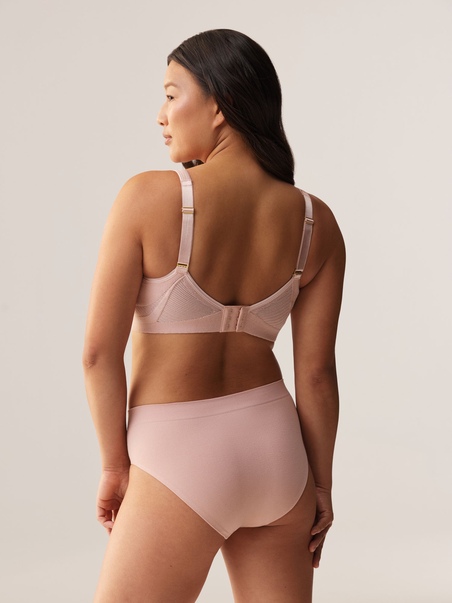 Driekwart rugaanzicht van de Soft Revolt Cleo BH Soft Pink met brede rugband en verstelbare bandjes voor een grote cupmaat