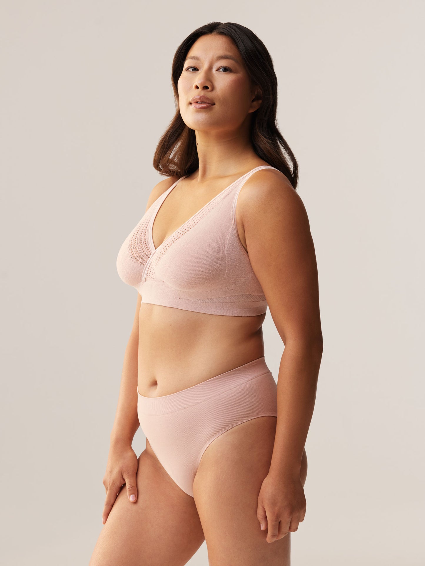 Driekwart vooraanzicht van de naadloze Soft Revolt Cleo BH Soft Pink met zachte cups voor een grote cupmaat