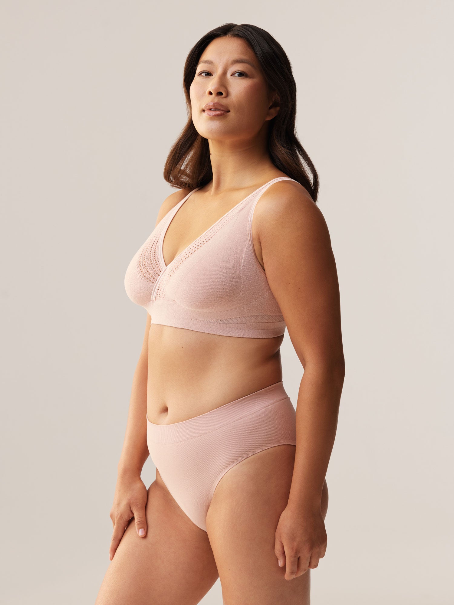 Driekwart vooraanzicht van de naadloze Soft Revolt Cleo BH Soft Pink met zachte cups voor een grote cupmaat