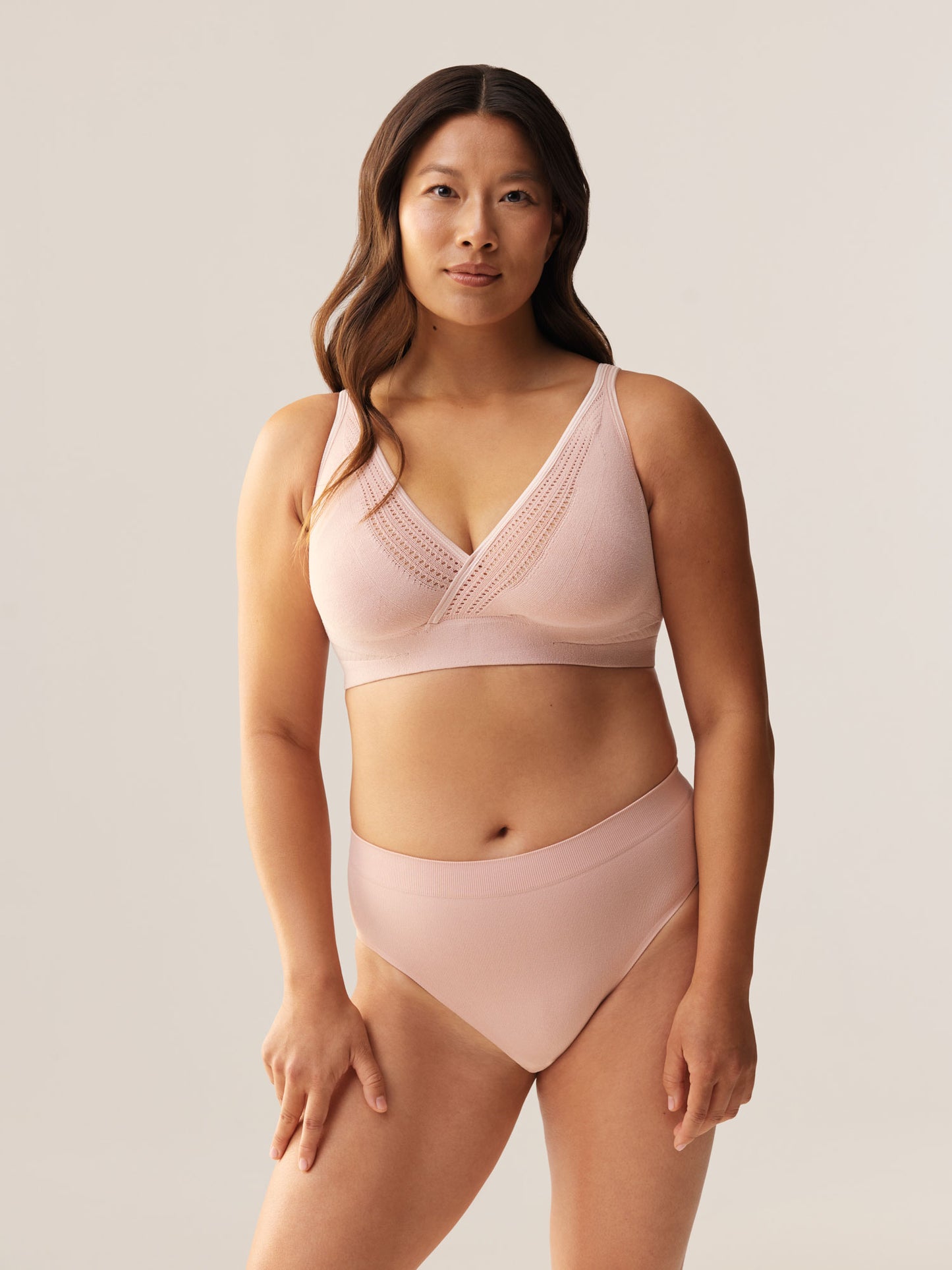 Vooraanzicht van de ondersteunende beugelloze Soft Revolt Cleo BH Soft Pink met borstbedekking voor een grote cupmaat