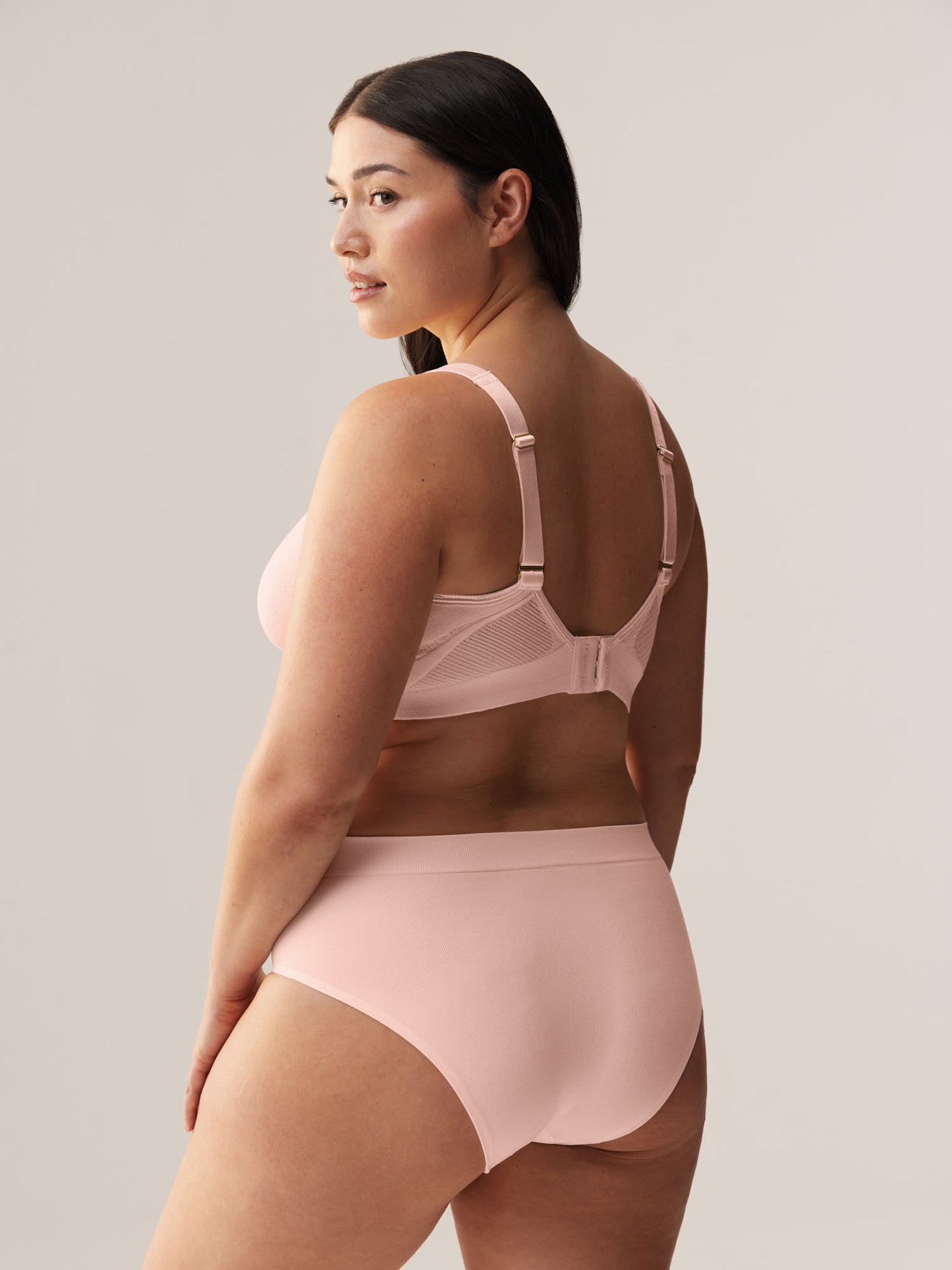 Rugaanzicht van de Soft Revolt Cleo BH Soft Pink voor de grotere cupmaat maximaal support en verstelbare bandjes